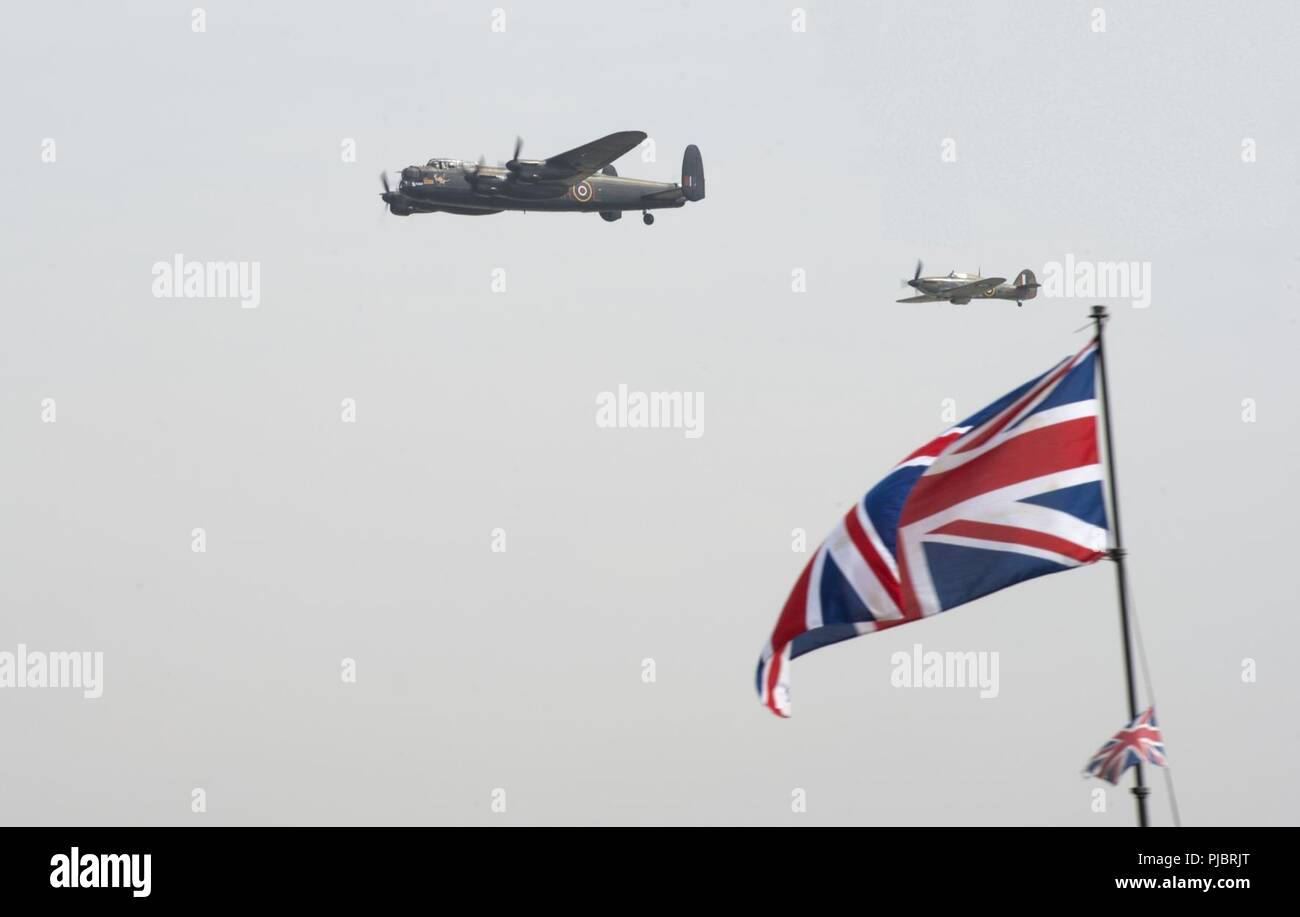 Un Avro Lancaster l vola al fianco di un vs Spitfire al 2018 Royal International Air Tattoo, RAF Fairford, Regno Unito, 13 luglio 2018. Questo anno di RIAT ha celebrato il centenario della Royal Air Force e ha messo in evidenza che gli Stati Uniti hanno sempre una forte alleanza con il Regno Unito Foto Stock