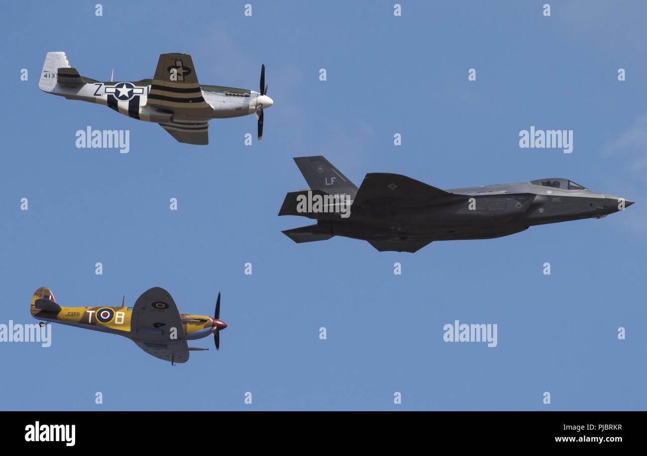 Un U.S. Air Force F-35un fulmine II, P-51D Mustang e VS Spitfire eseguire un patrimonio USAF volo durante il 2018 Royal International Air Tattoo (RIAT) a RAF Fairford, Regno Unito (UK) il 14 luglio 2018. Questo anno di RIAT ha celebrato il centenario della RAF e ha messo in evidenza che gli Stati Uniti hanno sempre una forte alleanza con il Regno Unito. Foto Stock