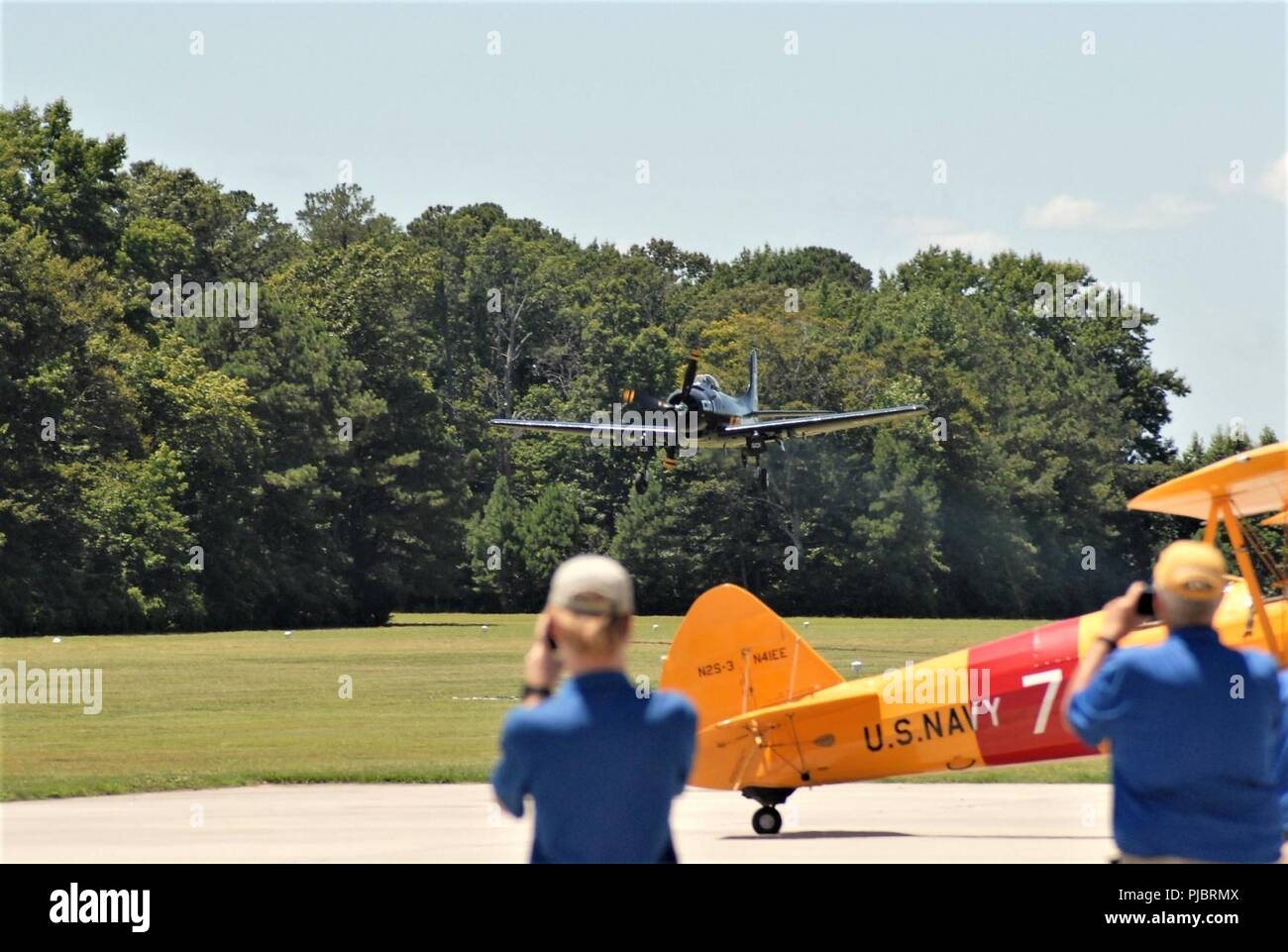 Un annuncio di Douglas-4 Skyraider, uno di una manciata di esempi di navigabilità su tutto il territorio nazionale, effettua un passaggio basso sull'erba airfield dell'aviazione militare Museo in Virginia Beach, Virginia. Foto Stock