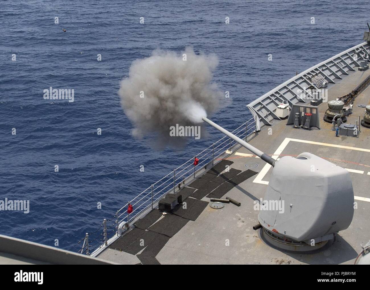 Oceano Pacifico (15 luglio 2018) le visite-missili cruiser USS Lake Champlain (CG 57) incendi uno del suo marchio 45 5 pollici pistole durante un'esercitazione a fuoco durante il cerchio del Pacifico (RIMPAC) Esercizio, 15 luglio. Venticinque nazioni, 46 navi e 5 sottomarini, e circa 200 aerei e 25.000 personale partecipano RIMPAC dal 27 giugno al 2 agosto in e intorno alle Isole Hawaii e la California del Sud. Il più grande del mondo marittimo internazionale esercitazione RIMPAC offre una singolare opportunità di formazione promuovendo e sostenendo le relazioni cooperative tra i partecipanti sono fondamentali per garantire t Foto Stock Oceano Pacifico (15 luglio 2018) le visite-missili cruiser USS Lake Champlain (CG 57) incendi uno del suo marchio 45 5 pollici pistole durante un'esercitazione a fuoco durante il cerchio del Pacifico (RIMPAC) Esercizio, 15 luglio. Venticinque nazioni, 46 navi e 5 sottomarini, e circa 200 aerei e 25.000 personale partecipano RIMPAC dal 27 giugno al 2 agosto in e intorno alle Isole Hawaii e la California del Sud. Il più grande del mondo marittimo internazionale esercitazione RIMPAC offre una singolare opportunità di formazione promuovendo e sostenendo le relazioni cooperative tra i partecipanti sono fondamentali per garantire t Foto Stock