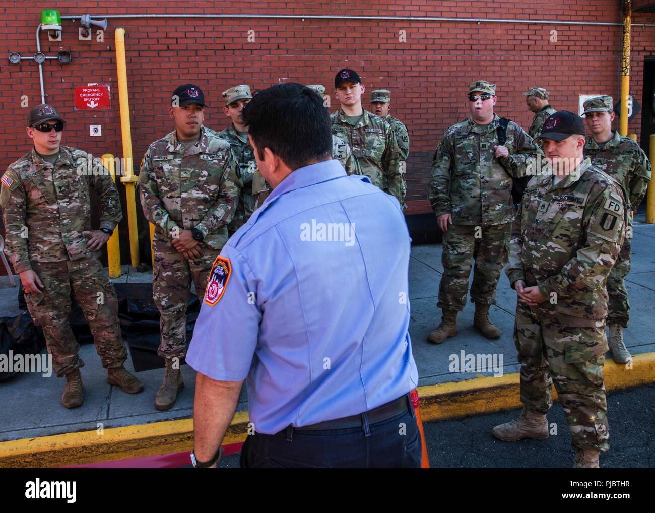 La riserva di esercito di soldati ricevono una formazione da New York Fire Department Lt. Paolo Dulisse su Randall Island, New York, Luglio, 10, 2018. Questi soldati sono parte di una risposta nazionale elemento che funziona con autorità civili fornire manodopera, i veicoli e le attrezzature per eseguire servizi medici nonché prodotti chimici, biologici, radiologici e clean up - le competenze che sarebbe in alto la domanda in caso di disastro o di un attacco. Foto Stock