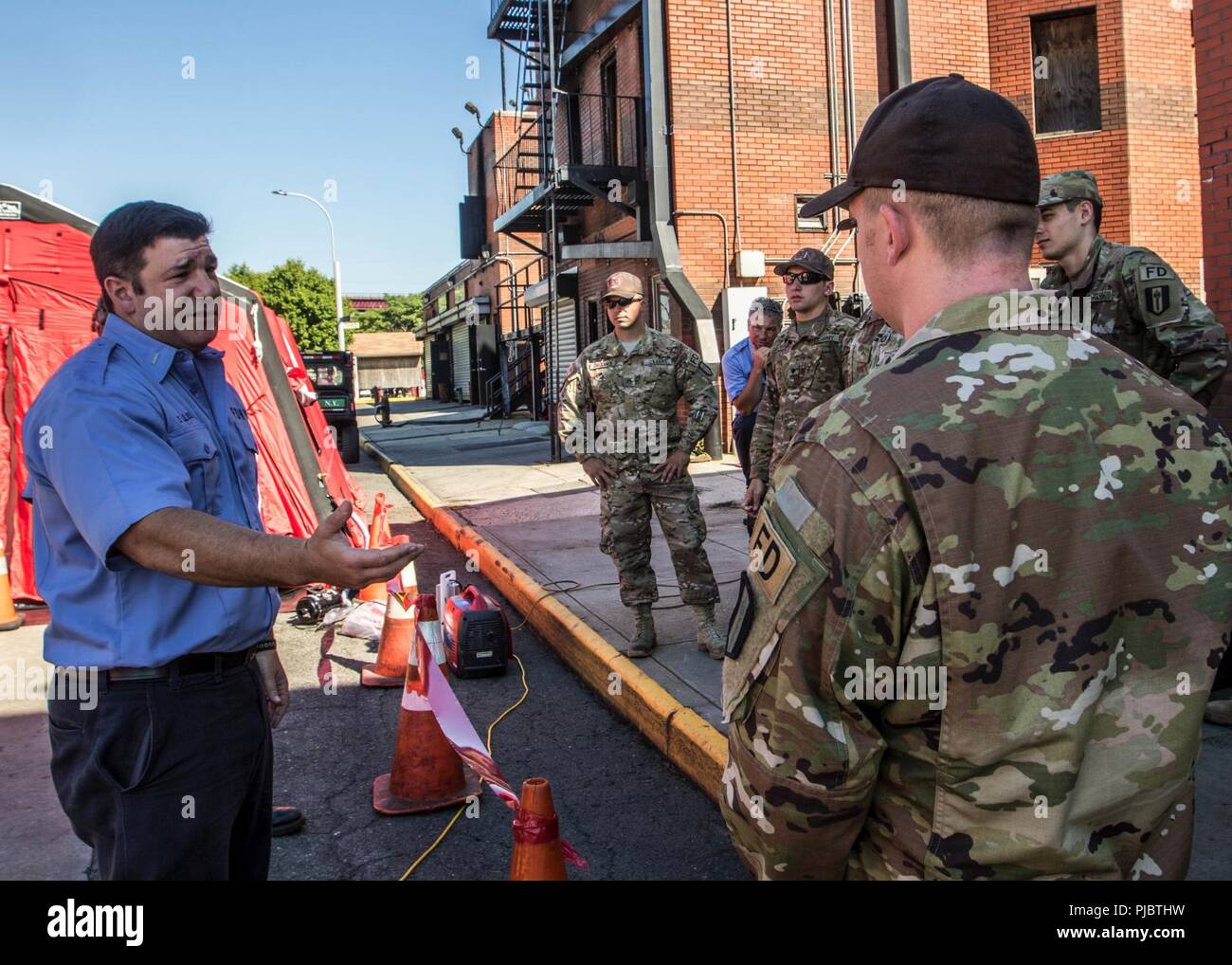 La riserva di esercito di soldati ricevono una formazione da New York Fire Department Lt. Paolo Dulisse su Randall Island, New York, Luglio, 10, 2018. Questi soldati sono parte di una risposta nazionale elemento che funziona con autorità civili fornire manodopera, i veicoli e le attrezzature per eseguire servizi medici nonché prodotti chimici, biologici, radiologici e clean up - le competenze che sarebbe in alto la domanda in caso di disastro o di un attacco. Foto Stock