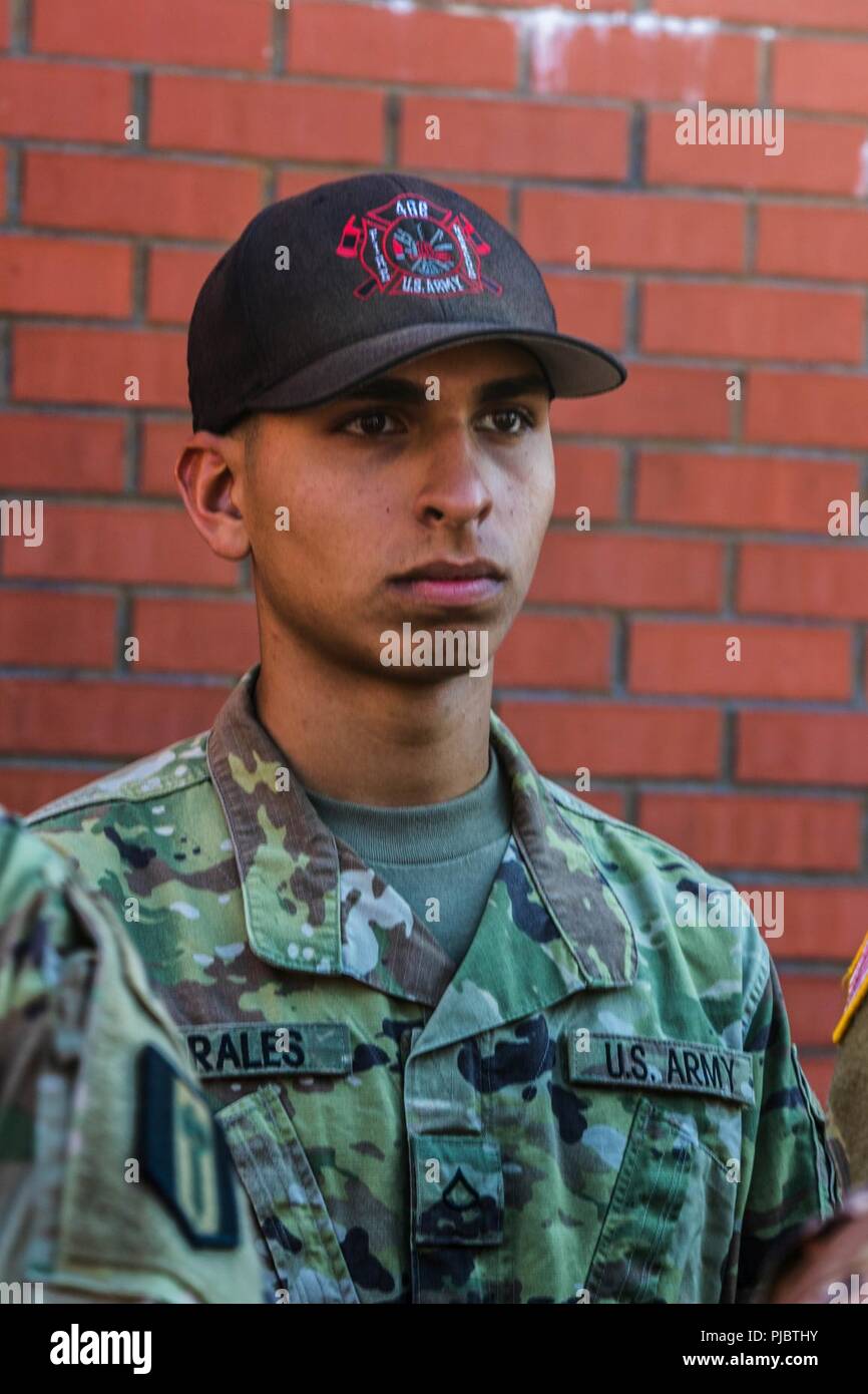 La riserva di esercito Cpl. Morales, da Leominster, Massachusetts, stand con i suoi compagni soldati durante il corso di formazione su Randal Island, New York, Luglio, 10, 2018. Questi soldati sono parte di una risposta nazionale elemento che funziona con autorità civili fornire manodopera, i veicoli e le attrezzature per eseguire servizi medici nonché prodotti chimici, biologici, radiologici e clean up - le competenze che sarebbe in alto la domanda in caso di disastro o di un attacco. Foto Stock