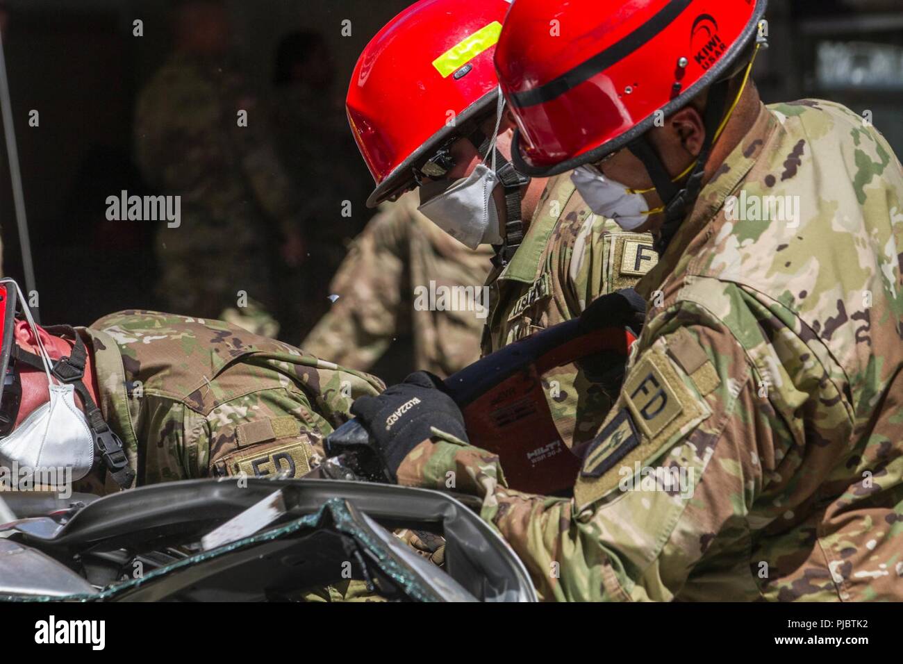 La riserva di esercito di soldati pratica competenze salvavita in Manhattan, New York, Luglio, 10, 2018. Questi soldati sono parte di una risposta nazionale elemento che funziona con autorità civili fornire manodopera, i veicoli e le attrezzature per eseguire servizi medici nonché prodotti chimici, biologici, radiologici e clean up - le competenze che sarebbe in alto la domanda in caso di disastro o di un attacco. Foto Stock