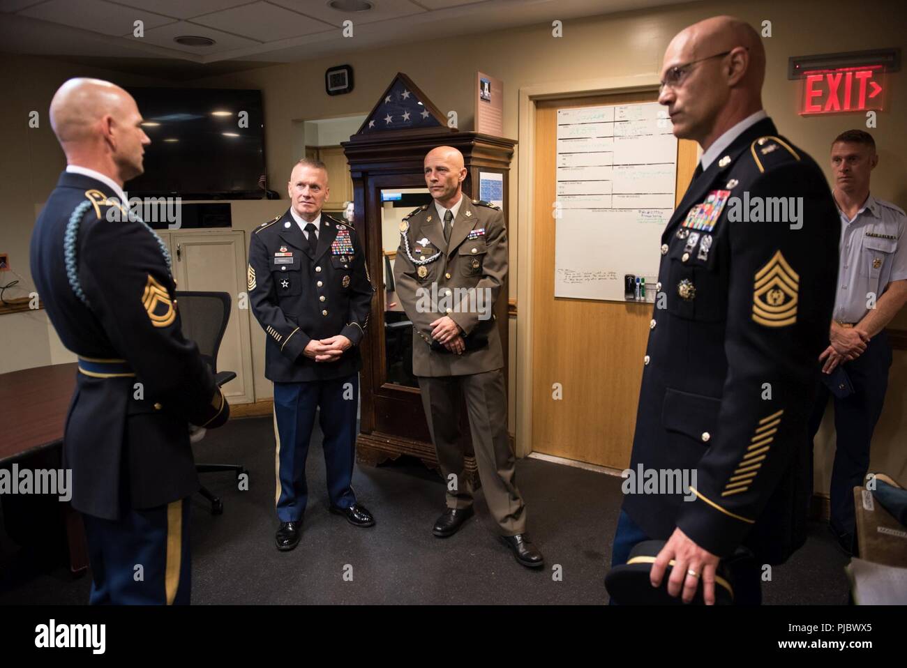 Stati Uniti Comando Esercito Sgt. Il Mag. John W. Troxell, arruolati Senior Advisor per il presidente del Comune di capi di Stato Maggiore e comando croato Sgt. Il Mag. Davor Petek, comando Senior leader arruolato per il Comando alleato per le operazioni in corrispondenza della NATO il Quartier generale supremo delle potenze alleate in Europa, visita le sentinelle prima di una ghirlanda di cerimonia di posa presso la tomba del Milite Ignoto in Al Cimitero Nazionale di Arlington, Arlington, Virginia; Luglio 16, 2018. Il comando Sgt. Il Mag. Petek deposto una corona presso la tomba di rendere omaggio a U.S. I membri del servizio per i loro contributi alle missioni della NATO, sia nel passato che nel presente. Foto Stock