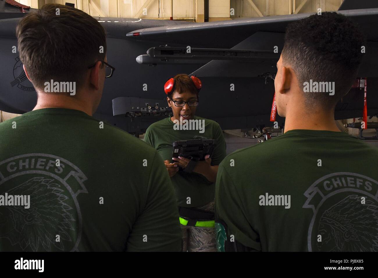 Il personale Sgt. Niquita Newton recensioni di ordine tecnico e mutandine il suo team prima dell'inizio del quarto aeromobile squadrone di mantenimento del carico trimestrale crew concorrenza, luglio 13, 2018 presso Seymour Johnson Air Force Base in North Carolina. Equipaggi provenienti da ciascun dello squadrone di quattro aeromobili unità di manutenzione hanno gareggiato per vedere chi potrebbe caricare due diverse munizioni a un F-15E Strike Eagle nel miglior tempo mentre commette il minor numero di errori. Foto Stock