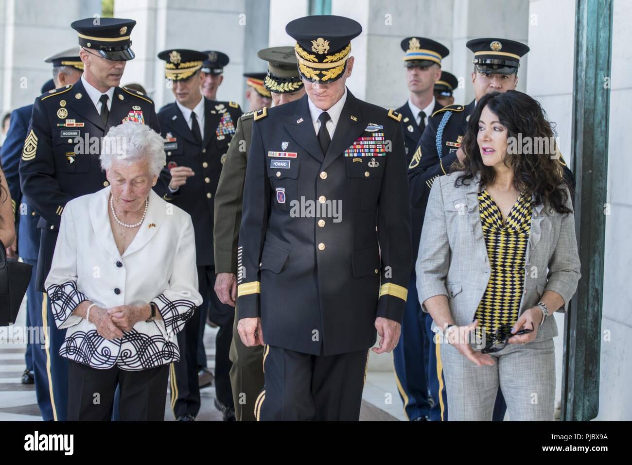 (Da sinistra a destra) Irene Sgambelluri Beruan, superstite dell'occupazione di Guam durante la II Guerra Mondiale; U.S. Esercito il Mag. Gen. Michael Howard, comandante generale, U.S. Esercito Distretto Militare di Washington; e Karen Durham-Aguilera, direttore esecutivo, Esercito Nazionale i cimiteri militari; a piedi attraverso il memoriale anfiteatro presso il Cimitero Nazionale di Arlington Arlington, Virginia, 16 luglio 2018. Beruan ha partecipato a un esercito tutti gli onori Wreath-Laying cerimonia presso la tomba del Milite Ignoto con il congressista Madeleine Bordallo di Guam e membro del Congresso Gregorio Sablan delle Isole Marianne Settentrionali Foto Stock