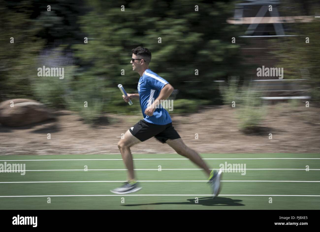 PETERSON AIR FORCE BASE, Colo. - Un partecipante nel XXI ala spazio Sport & campo Giorno sprint presso il Centro Fitness a Peterson Air Force Base di Colorado, luglio 12, 2018. Il relè le gare sono state tra gli eventi competitivi quali pallacanestro, il calcio e il ciclismo. Foto Stock