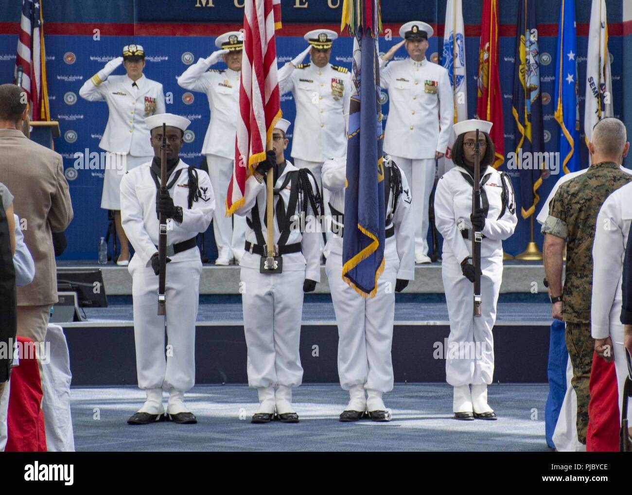 PENSACOLA, Fla. (Luglio 10, 2018) - Navy medicina funzionale centro di formazione (NMOTC) contiene una modifica del comando cerimonia presso il National Naval Aviation Museum a bordo Naval Air Station Pensacola. Il cap. Theron C. Toole alleviato Capt. Contrassegnare M. Goto come comandante. A seguito del cambiamento di comando, di una pensione di anzianità si è tenuta la cerimonia di Goto. Foto Stock