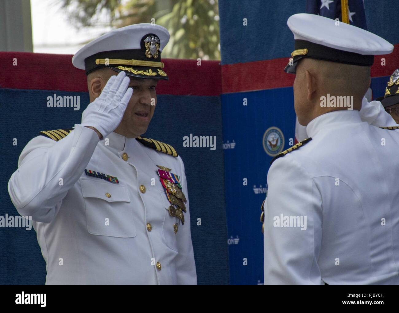 Fla. (Luglio 10, 2018) - Capt. Theron C. Toole allevia il cap. Contrassegnare M. Goto ad una modifica del comando cerimonia per la Marina Militare Operativa di Medicina Centro di formazione (NMOTC) presso il National Naval Aviation Museum a bordo Naval Air Station Pensacola. A seguito del cambiamento di comando, di una pensione di anzianità si è tenuta la cerimonia di Goto. Foto Stock