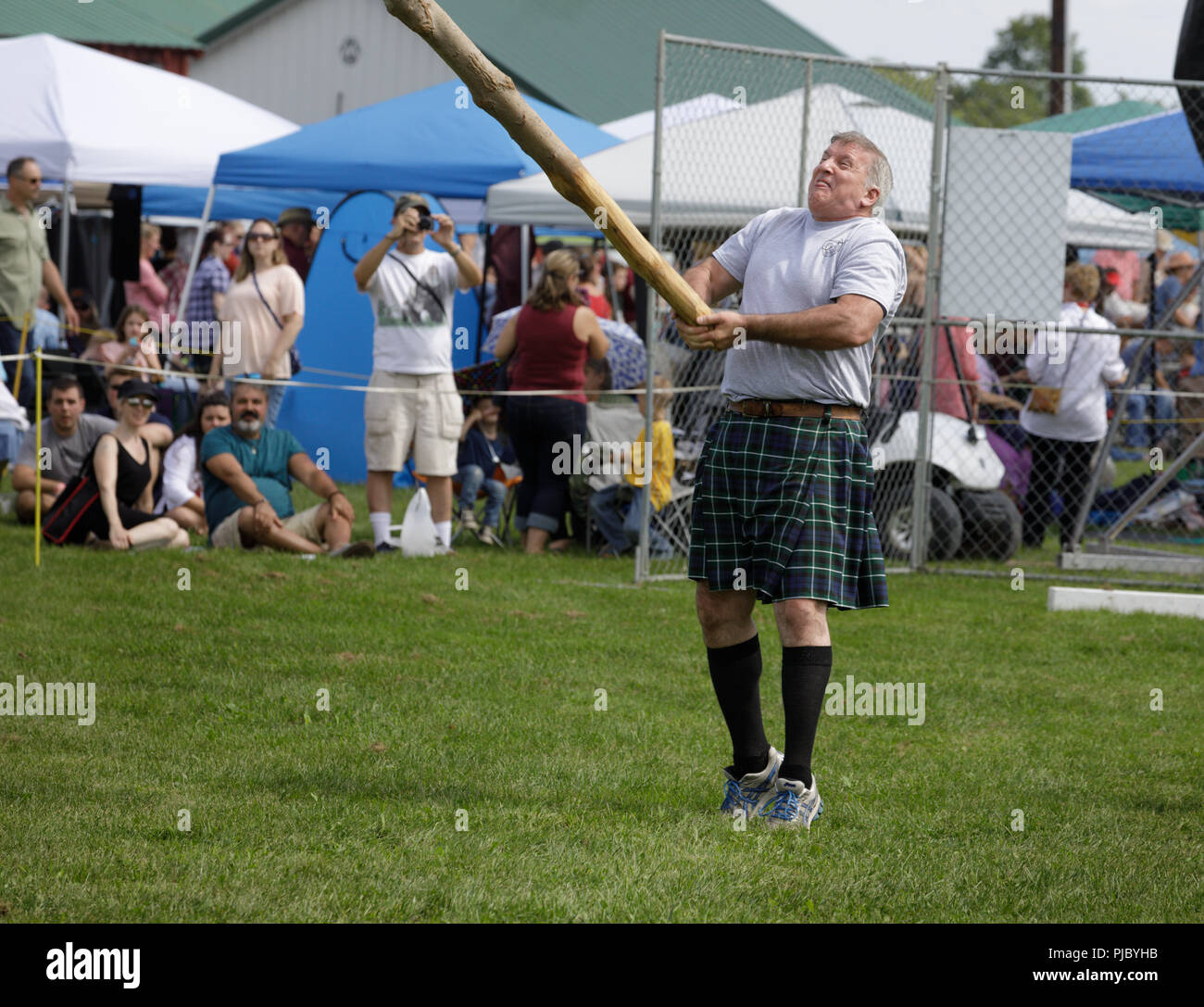 L'uomo compete nel caber toss all annuale Distretto Capitale scozzese in giochi Altamont, New York Foto Stock