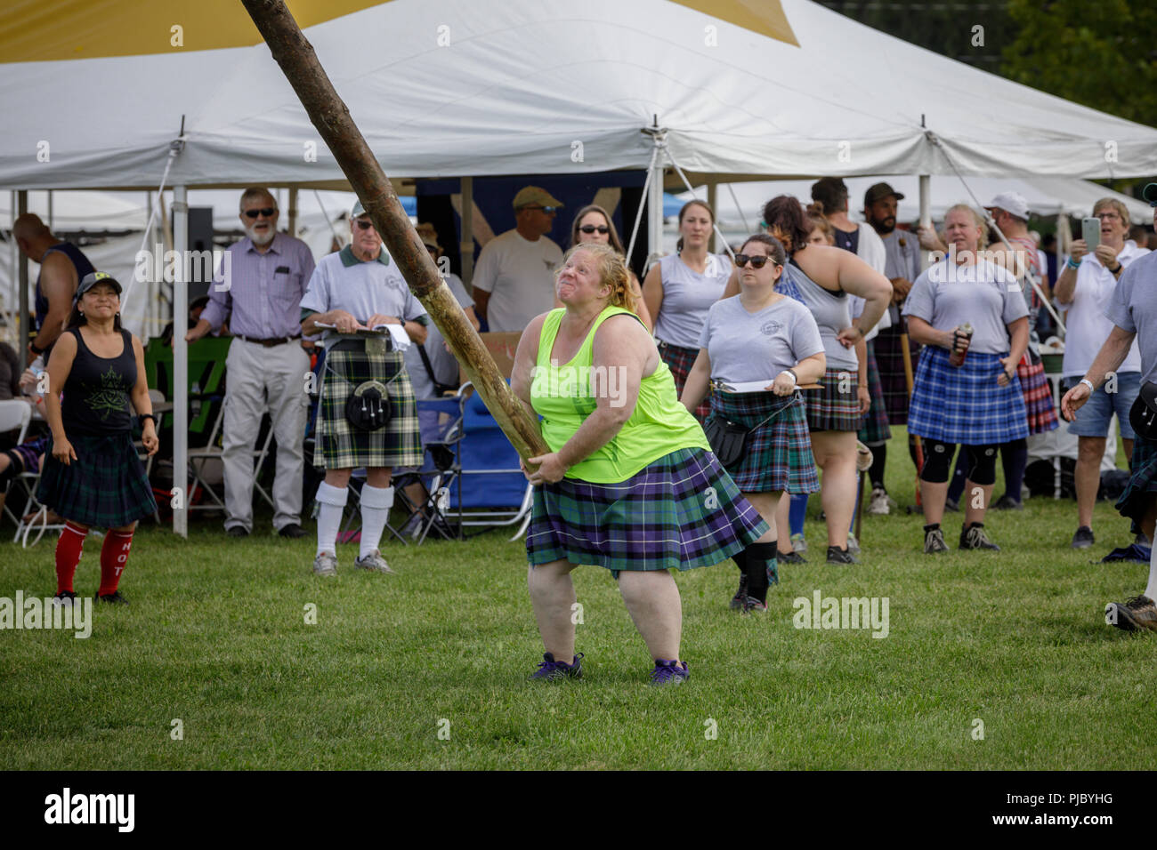 Donna compete nel caber toss all annuale Distretto Capitale scozzese in giochi Altamont, New York. Foto Stock