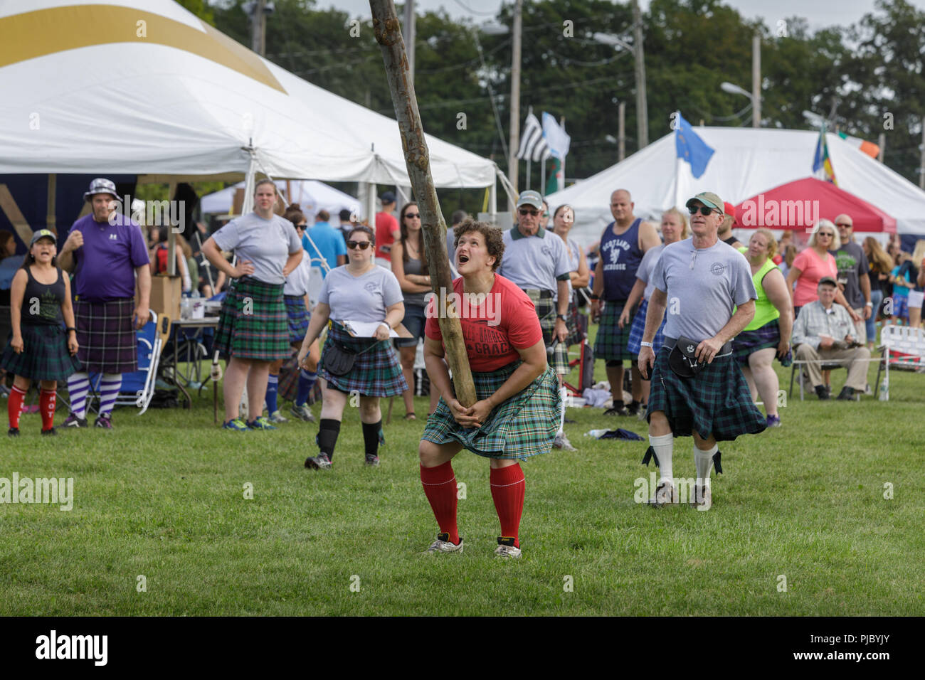 Donna compete nel caber toss all annuale Distretto Capitale scozzese in giochi Altamont, New York. Foto Stock