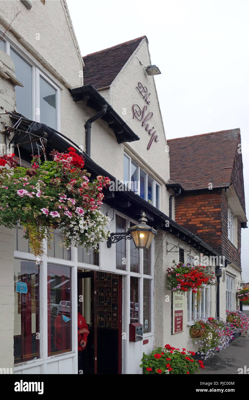 Casella di finestra di visualizzazione di fiori colorati sul lato esterno di un tipico pub inglese, la nave Pub in Bawtry, Yorkshire Foto Stock