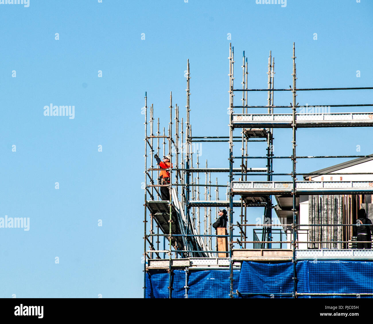 Gosford, Nuovo Galles del Sud, Australia - 3 agosto. 2018: costruzione e costruzione di aggiornamento progressi 112. Operai sulle nuove unità abitative edificio sito a 47 Bea Foto Stock