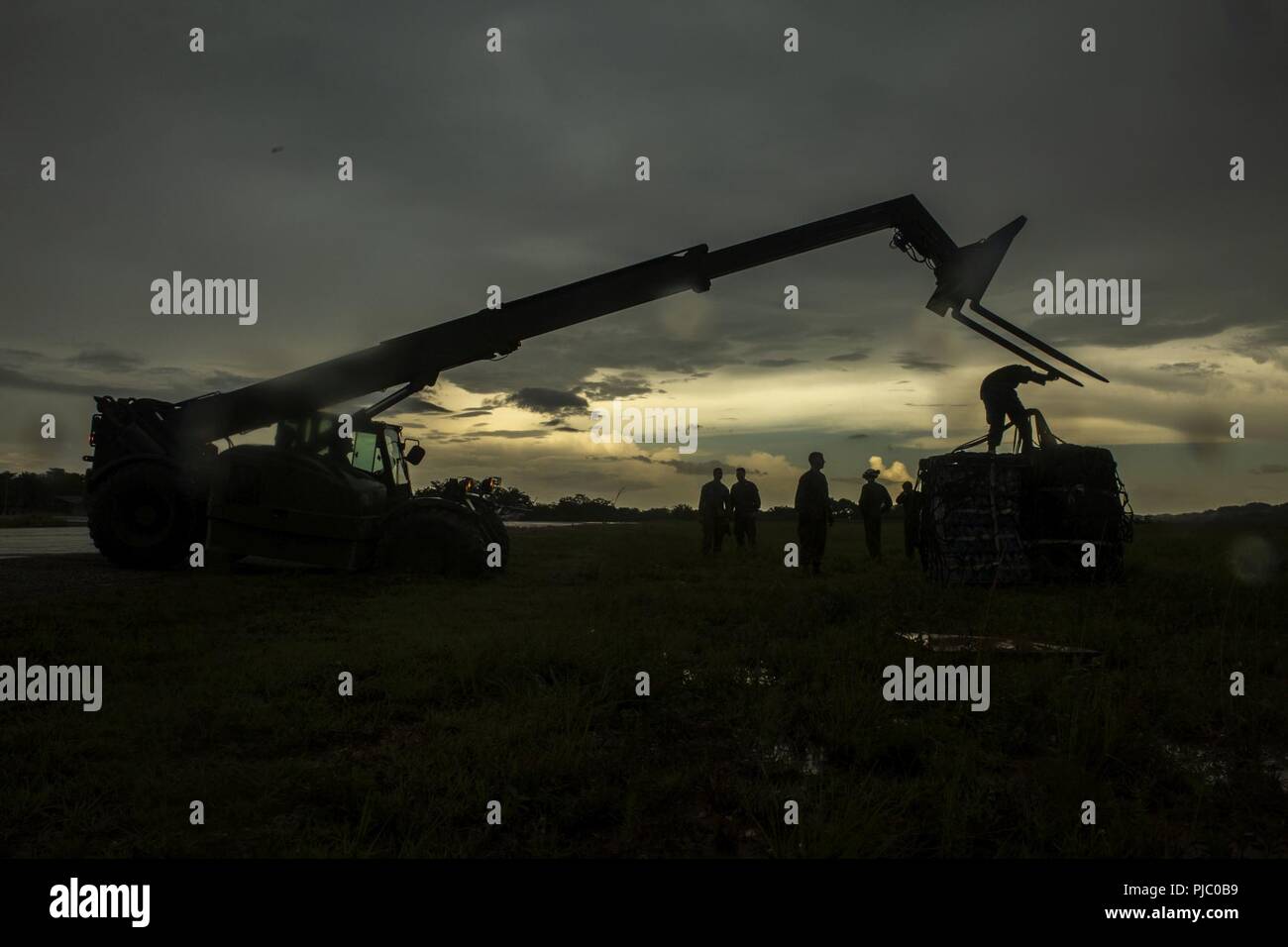 Stati Uniti Marines con scopi speciali Air-Ground Marine Task Force - Comando Sud preparare un carico di materiali di consumo e delle attrezzature durante un ascensore esterno esercizio utilizzando un braccio esteso il carrello elevatore in Flores, Guatemala, luglio 18, 2018. I marines e i marinai di SPMAGTF-SC sono in conduzione la cooperazione in materia di sicurezza la formazione e i progetti di ingegneria a fianco di partner nazione le forze militari in America Centrale e America del Sud. L'unità è anche in standby per fornire assistenza umanitaria e di soccorso in caso di catastrofe in caso di un uragano o altra situazione di emergenza nella regione. Foto Stock