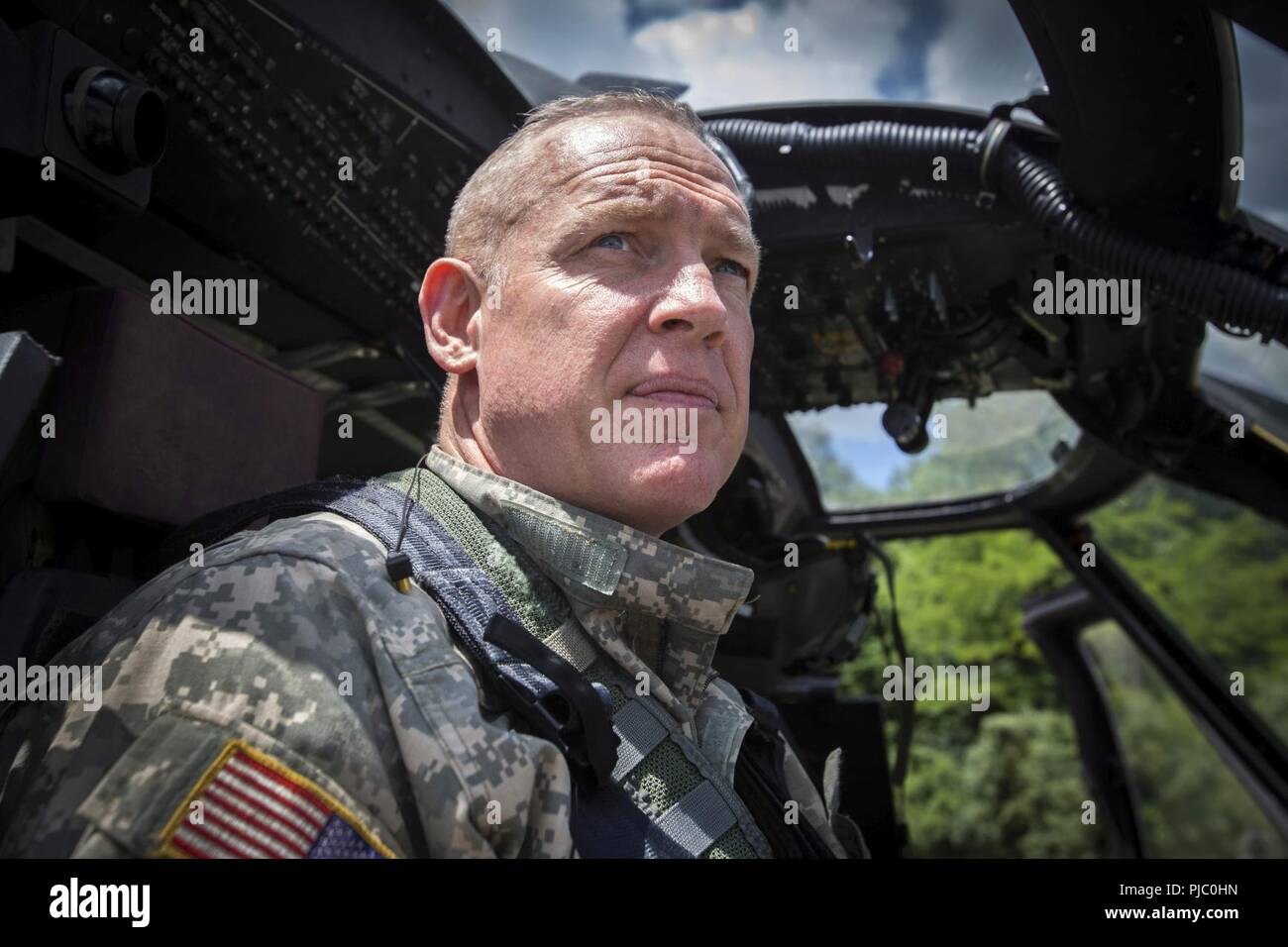 Ritratto di U.S. Army Chief Warrant Officer 5 Jim den Hartog, UH-60L Black Hawk pilota con la prima del centocinquantesimo elicottero d'assalto battaglione, a Picatinny Arsenal, N.J., 18 luglio 2018. (New Jersey Guardia Nazionale Foto Stock