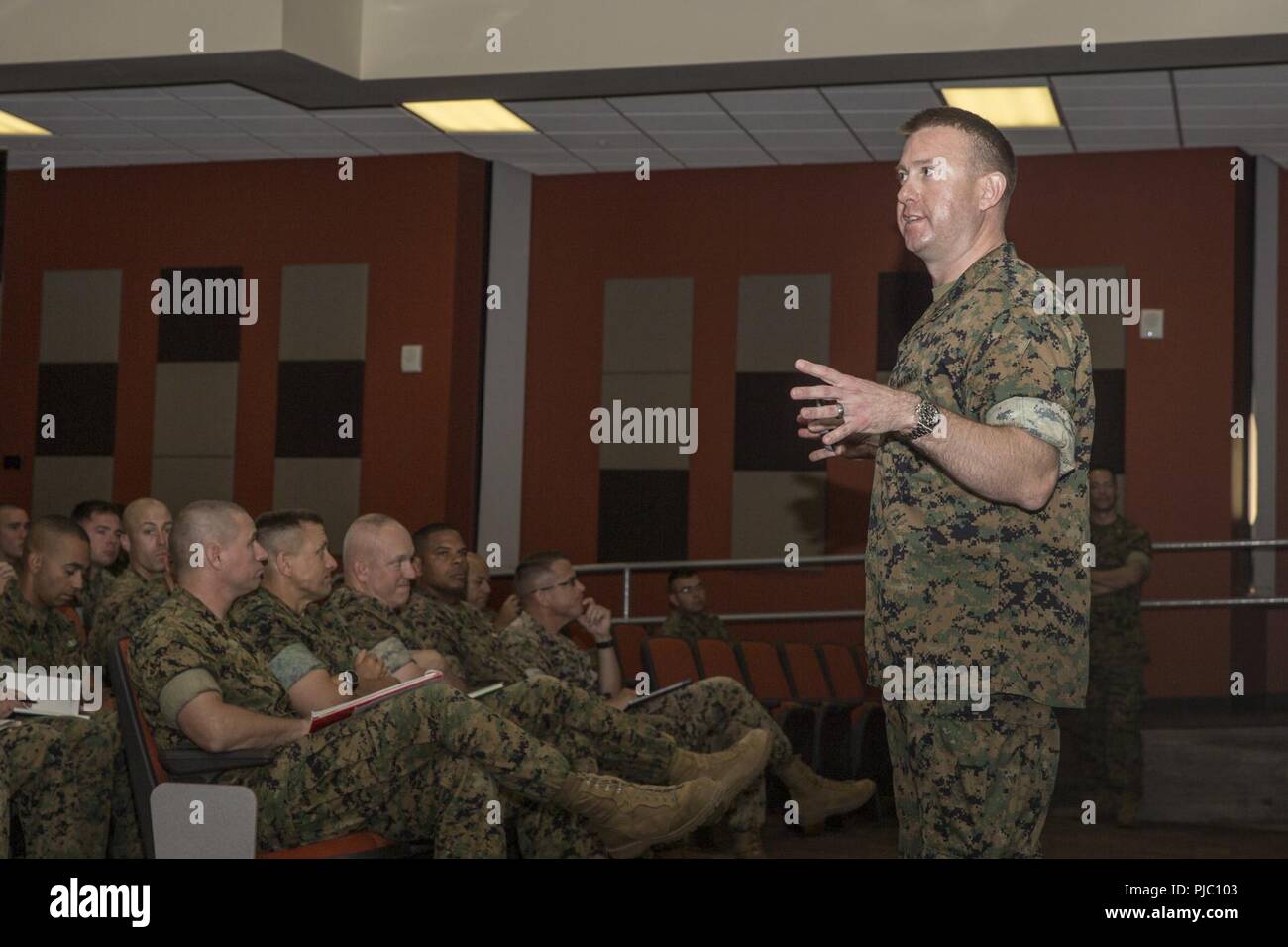 Stati Uniti Marine Corps Lt. Col. Adam McCully, Capo sezione, arruolato filiale di assegnazione, Manpower Management Division (MMEA), sede Marine Corps, parla di Marines MMEA circa le modifiche al Marine Corps base Camp Pendleton, California, 19 luglio 2018. Nell'anno fiscale 2019, dazio speciale le assegnazioni saranno accorciati verso il basso per trapanare istruttore, reclutatore e Marino guardia di sicurezza. Foto Stock