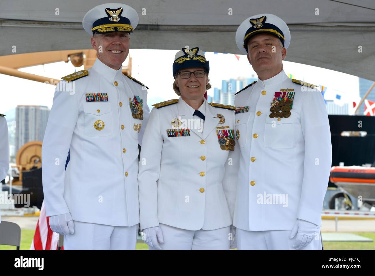 Adm posteriore. Kevin E. Lunday (sinistra) con Vice Adm. Linda Fagan (centro) e posteriore Adm. Brian K. Penoyer (destra) stand per una foto al Coast Guard XIV quartiere cambiare del comando cerimonia al Coast Guard Base Honolulu, luglio 19, 2018. Il quattordicesimo distretto è composto di unità in tutto il Pacifico comprese le isole hawaiane, Samoa Americane, Saipan, Guam, Singapore e Giappone. Foto Stock