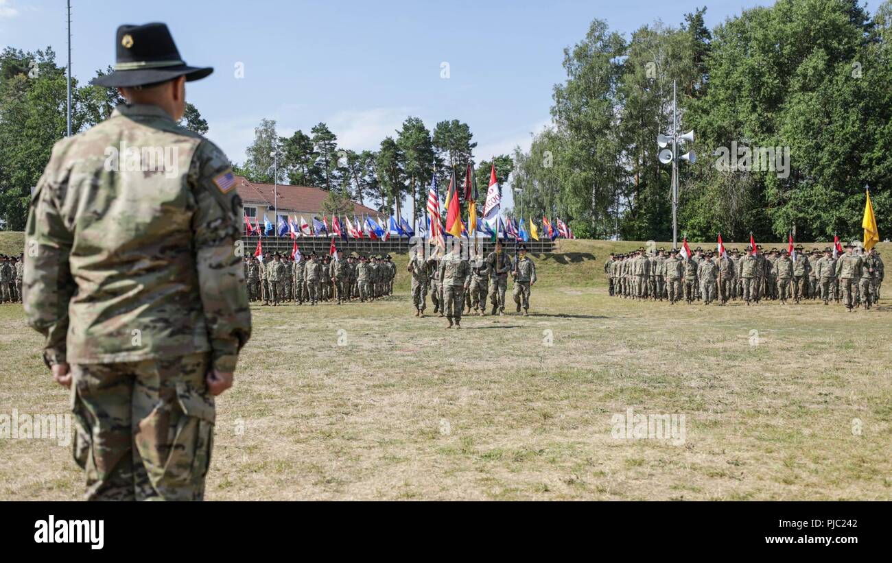 Il Mag. Jeremy Volo, delegato, 2d reggimento di cavalleria, presenta la formazione al Col. Patrick J. Ellis, 79il colonnello del Reggimento, per l'ultima volta durante la modifica del comando cerimonia alla caserma di Rose, Germania, 20 luglio 2018. Ellis rinunciato a comando per Col. Thomas M. Hough Hough rendendo l'ottantesimo il colonnello del Reggimento. Foto Stock