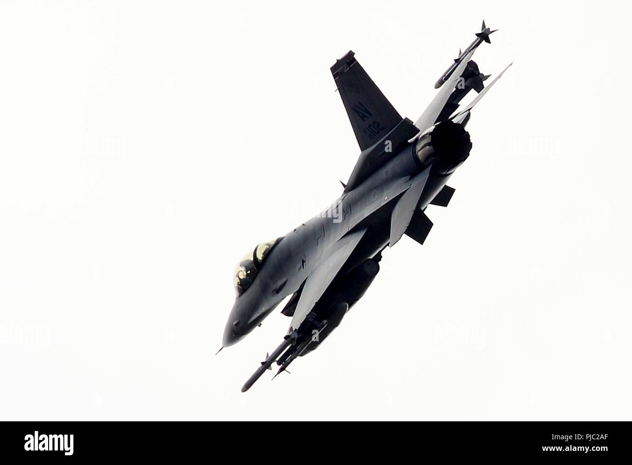 Un F-16C Fighting Falcon a partire dal trentunesimo Fighter Wing, 510th Fighter Squadron, la base aerea di Aviano, Italia vola sopra Royal Air Force Lakenheath, Inghilterra, 20 luglio 2018. Il 510th FS partecipano a un accordo bilaterale per l'evento di formazione per migliorare l'interoperabilità, mantenere la predisposizione comune e rassicurare i nostri regionali di alleati e partner. Foto Stock
