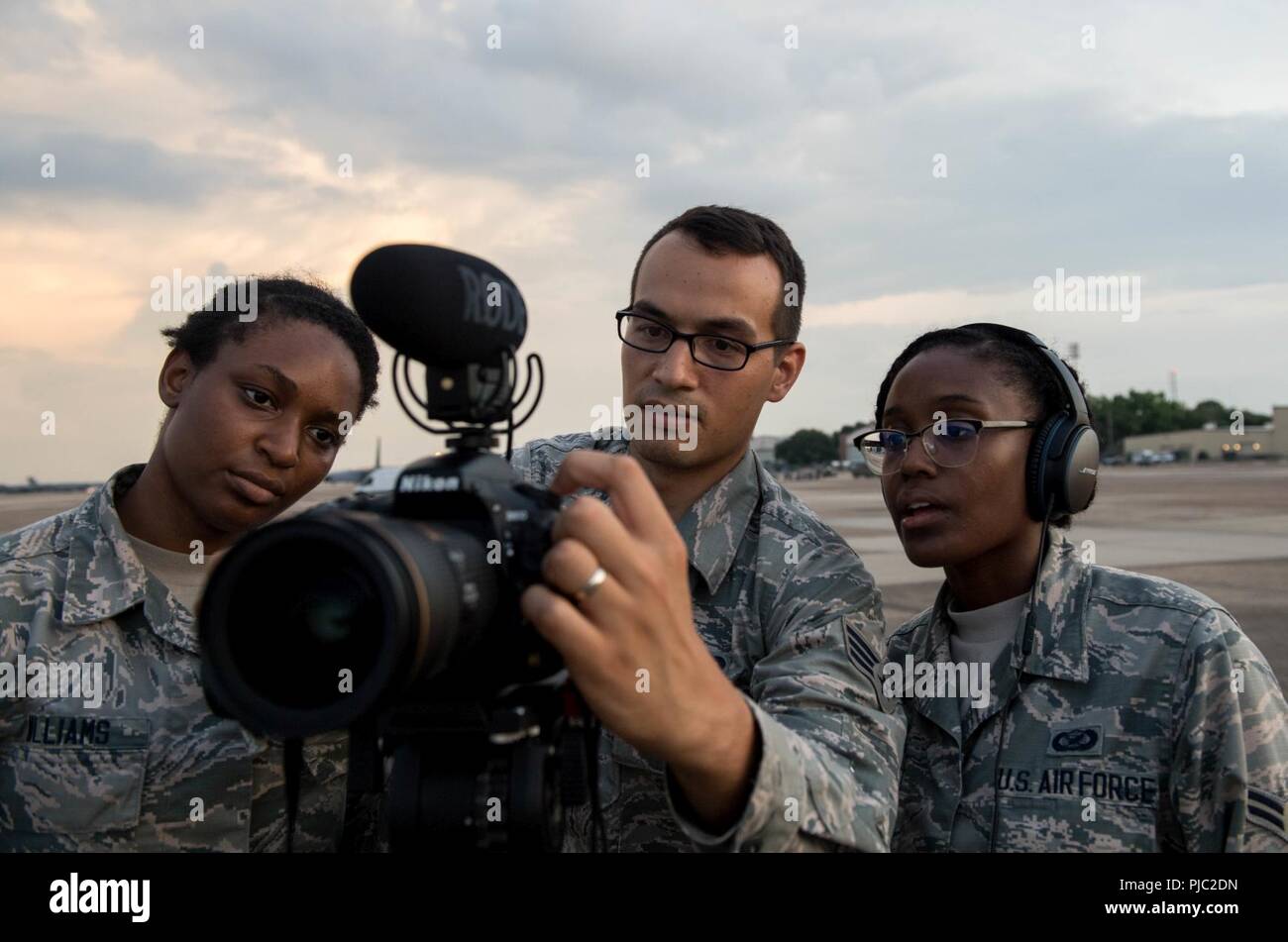 Avieri dalla seconda bomba ala affari pubblici discutere le impostazioni della telecamera sulla linea di volo a Barksdale Air Force Base, La., luglio 12, 2018. Questi affari pubblici specialisti documentato il ritorno degli aviatori di un bombardiere della continua presenza di supporto del comando Indo-Pacifico. Foto Stock