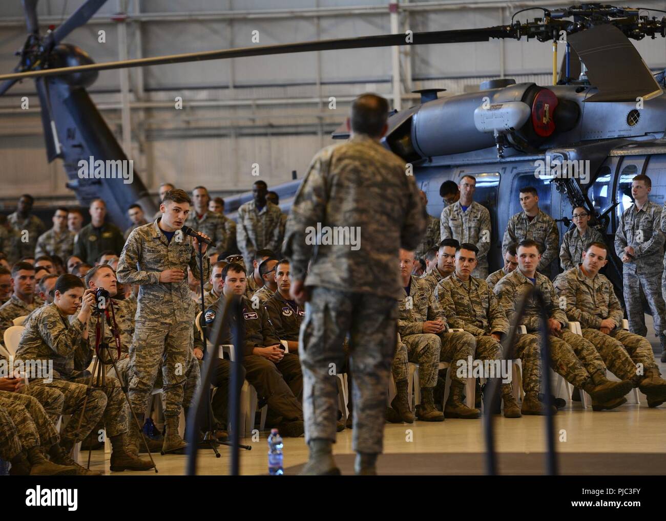 Gen. David Goldfein, Air Force capo del personale, parla al Team di Aviano a una chiamata di tutti durante il suo tour di base, 6 luglio 2018 presso la base aerea di Aviano, Italia. Goldfein visitato diversi squadroni durante il suo tour e condotto un invito tutti a parlare delle sue opinioni su Air Force futuro. Foto Stock