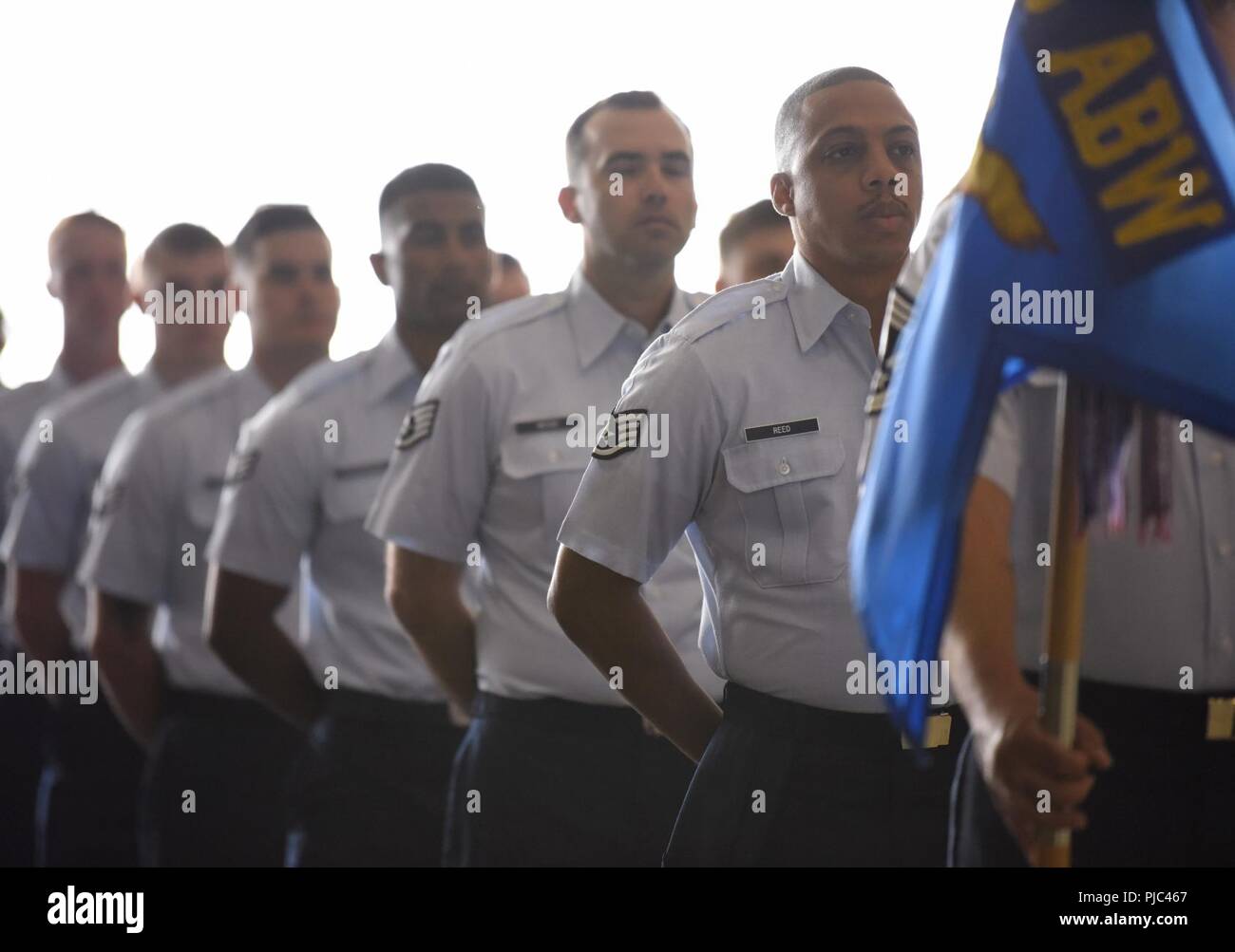 Stati Uniti Avieri dal 673d aria ala Base, stand in formazione durante la 673d aria ala di base del cambiamento di cerimonia di comando Luglio 13, 2018 a base comune Elmendorf-Richardson, Alaska. 673d ABW commander Col. George T.M. Dietrich III ha girato oltre il comando al Col. Patricia A. Csànk. Foto Stock