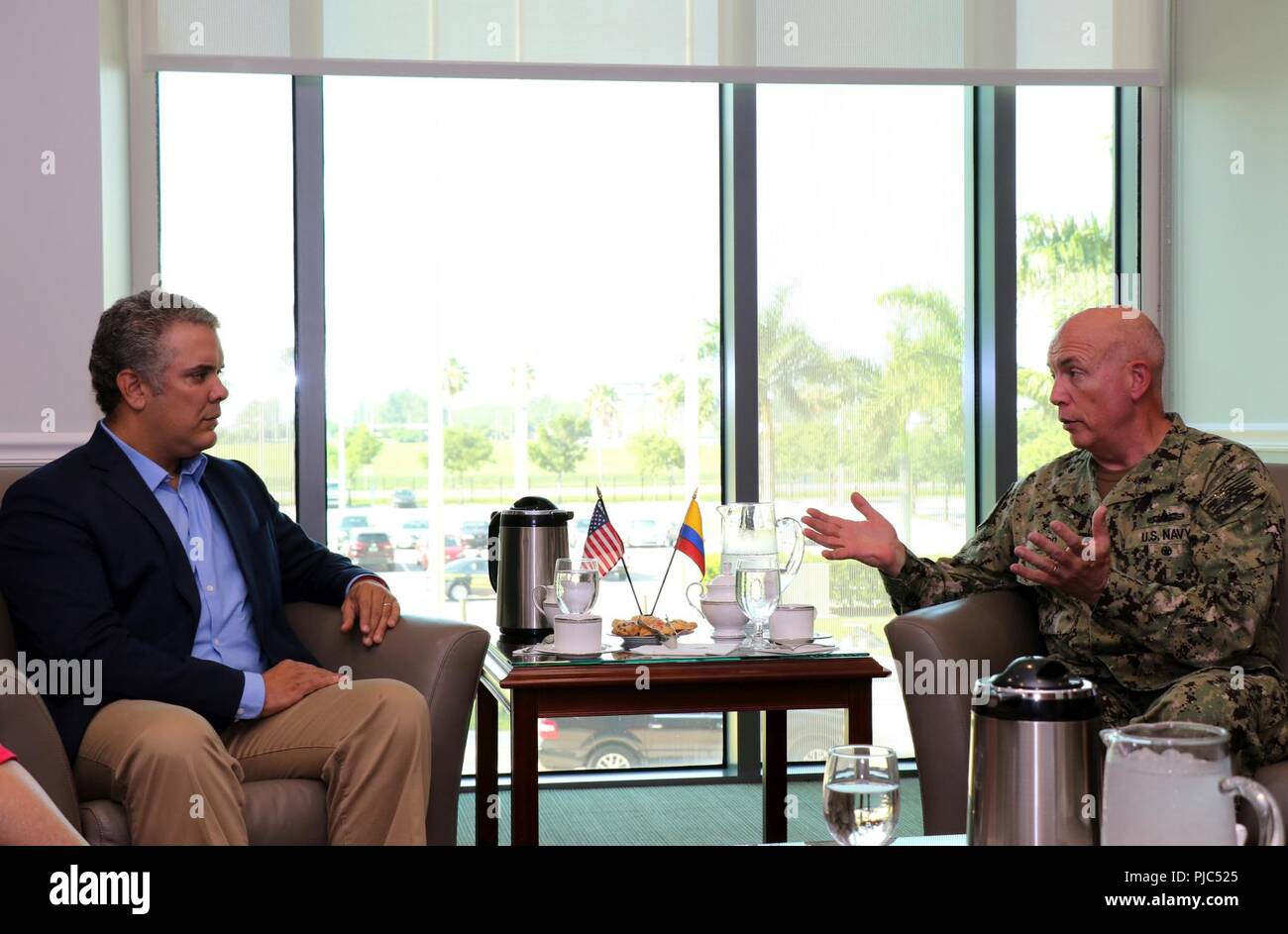 Stati Uniti Navy Adm. Kurt Tidd, comandante della U.S. Comando Sud (SOUTHCOM), colloqui con il presidente colombiano eletto Ivan Duque al comando della sede di Doral, Fla., 14 luglio. Duque si è incontrato con l'Ammiraglio e altri leader SOUTHCOM per saperne di più circa il comando militare degli Stati Uniti e della sua difesa la partnership con la Colombia, come egli si prepara ad assumere la presidenza del suo paese 7 Agosto. La sua visita riflette la lunga legami di cooperazione tra gli Stati Uniti e la Colombia e mette in evidenza la difesa forte partnership tra i due paesi " forze armate. SOUTHCOM ha espresso il suo desiderio di contin Foto Stock