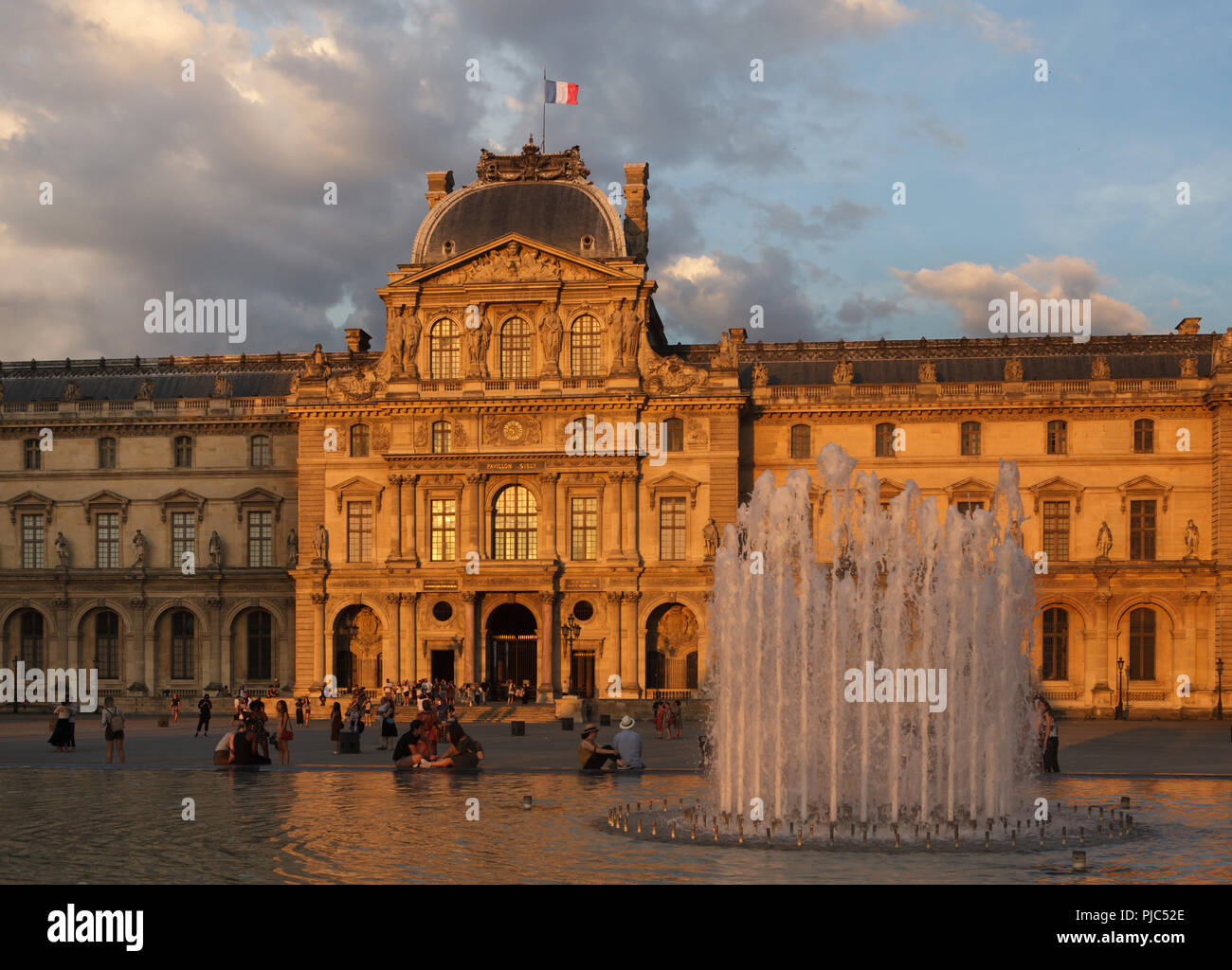 Pavillon Sully, noto anche come il padiglione di clock (Pavillon de l'Horloge) di Palazzo del Louvre (Palais du Louvre a Parigi, Francia, al tramonto. Foto Stock
