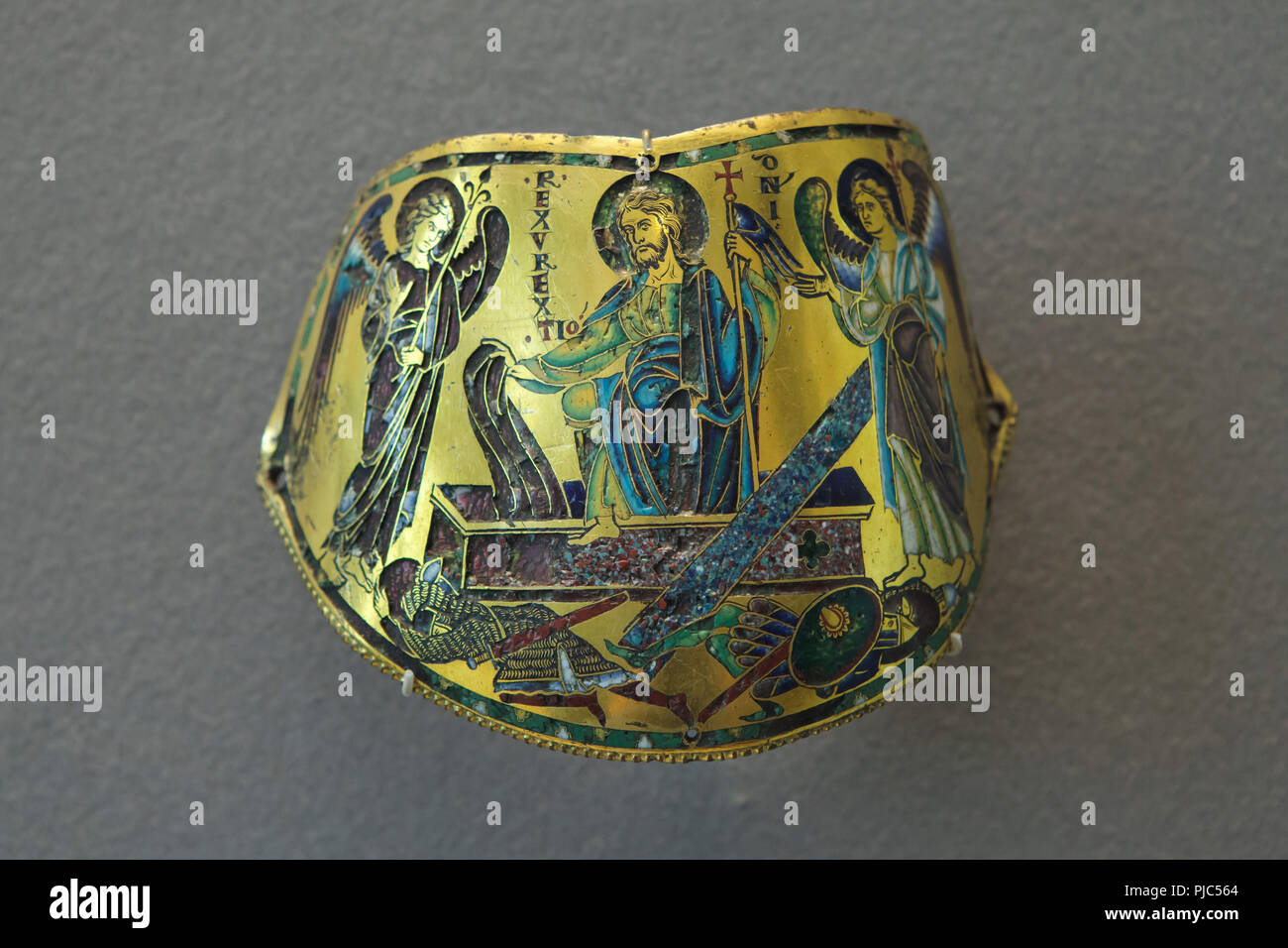 La risurrezione di Cristo raffigurato nell'armilla di Andrej Bogolyubsky in mostra al Museo del Louvre a Parigi, Francia. Smaltato armilla datato 1170-1180 dalla tomba del gran principe Andrey Bogolyubsky a Vladimir, i due pezzi possono essere state doni dall'imperatore Federico Barbarossa. Foto Stock