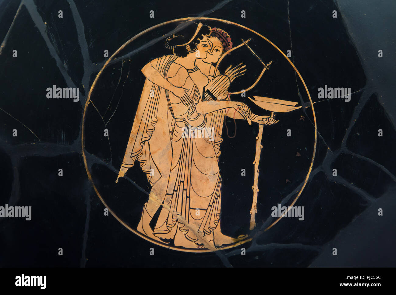 Erotica scena raffigurata in Kylix attica a figure rosse (bicchiere) probabilmente dipinta dal pittore Pedieus datato intorno al 510 a.c. in mostra al Museo del Louvre a Parigi, Francia. Foto Stock