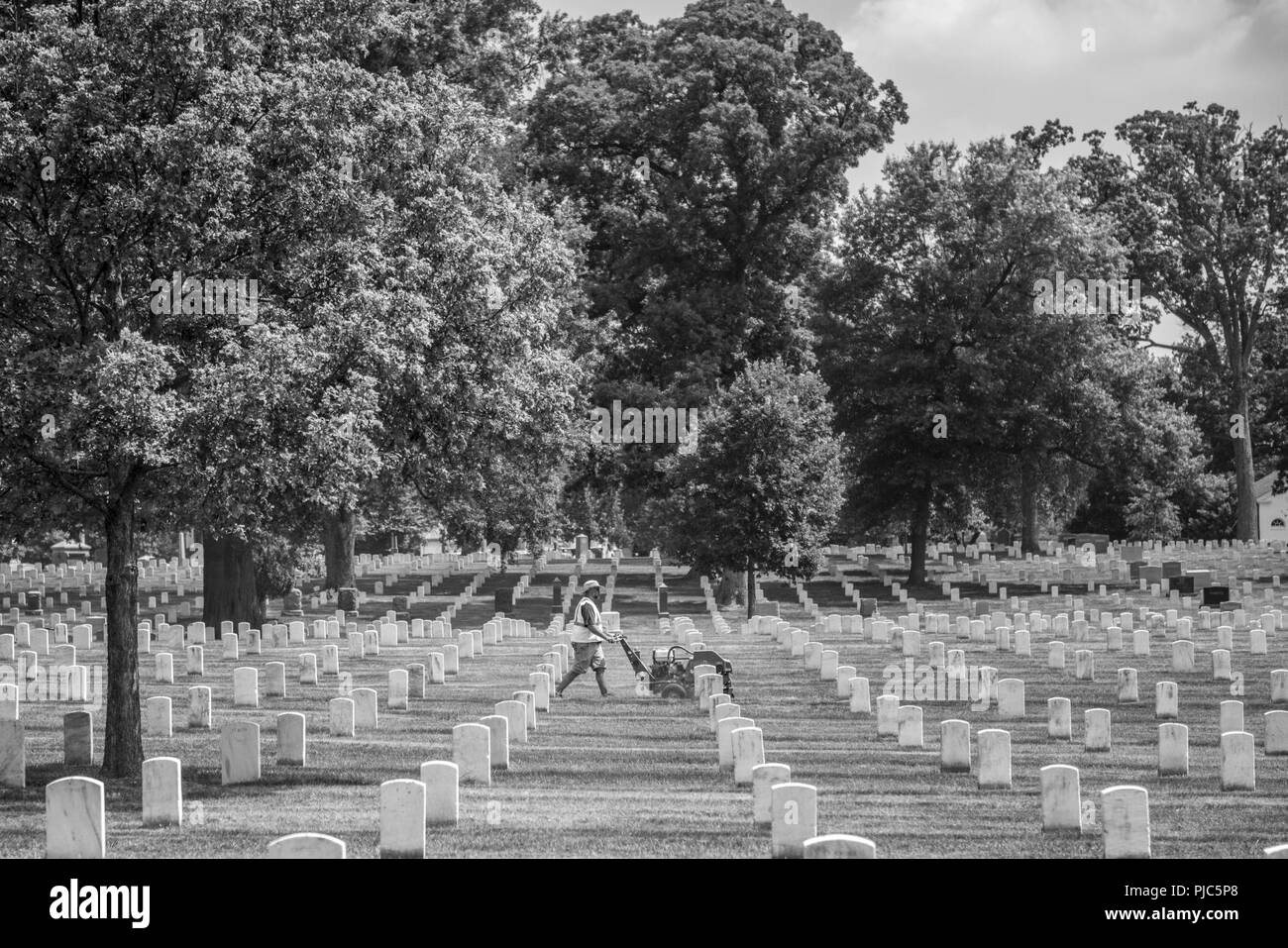 I volontari dell Associazione Nazionale dei professionisti del paesaggio (NALP) aerare la sezione 13 di Al Cimitero Nazionale di Arlington Arlington, Virginia, 16 luglio 2018. Oltre 400 volontari professionisti del paesaggio ha partecipato al NALP XXII del rinnovo annuale e ricordo evento presso il Cimitero Nazionale di Arlington. Volontari aerato turf, piantato fiori, di cui i tubi di irrigazione e illuminazione installata una protezione su diversi alberi. Foto Stock