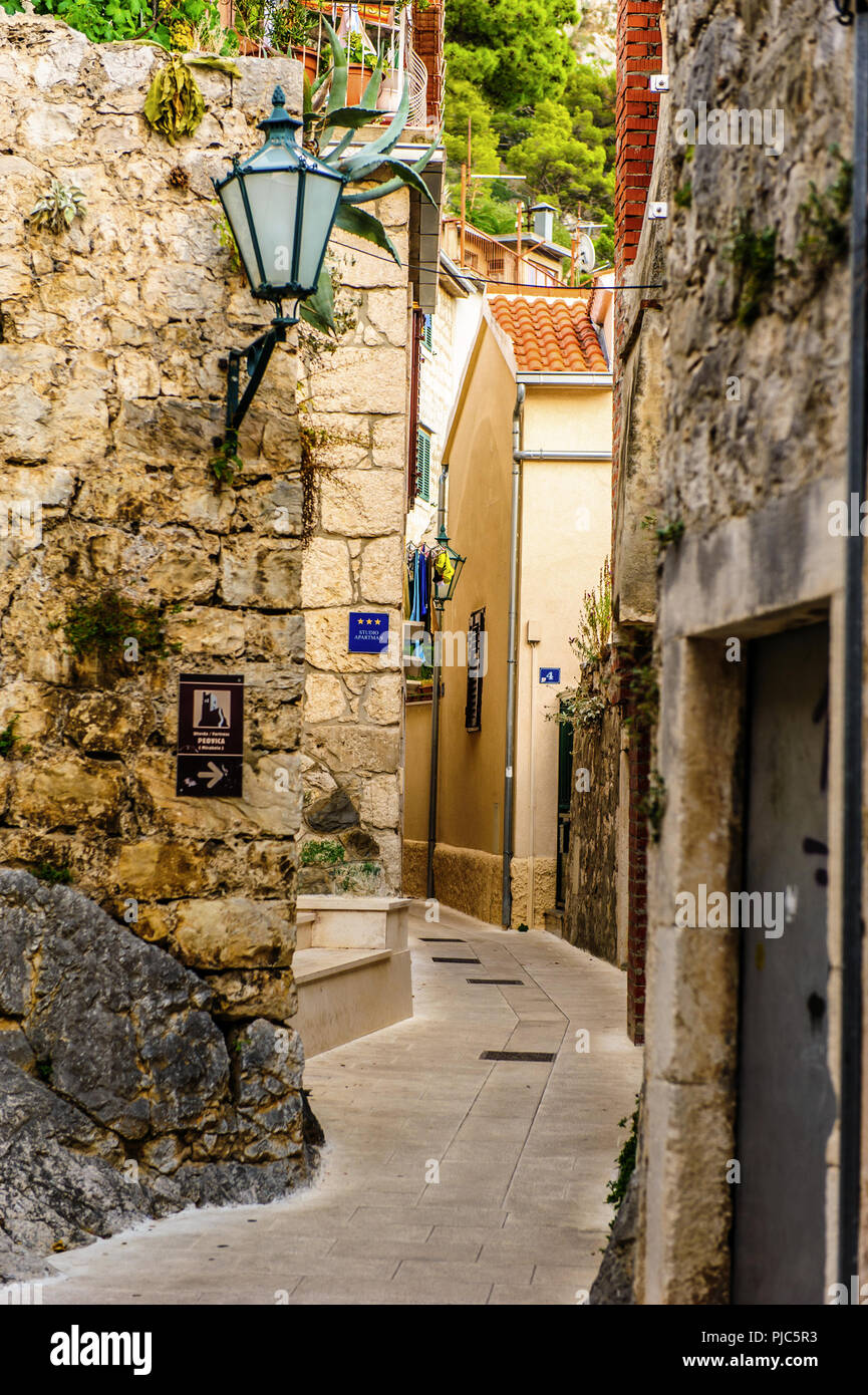 Storica città di Omis in Dalmazia Centrale Foto Stock