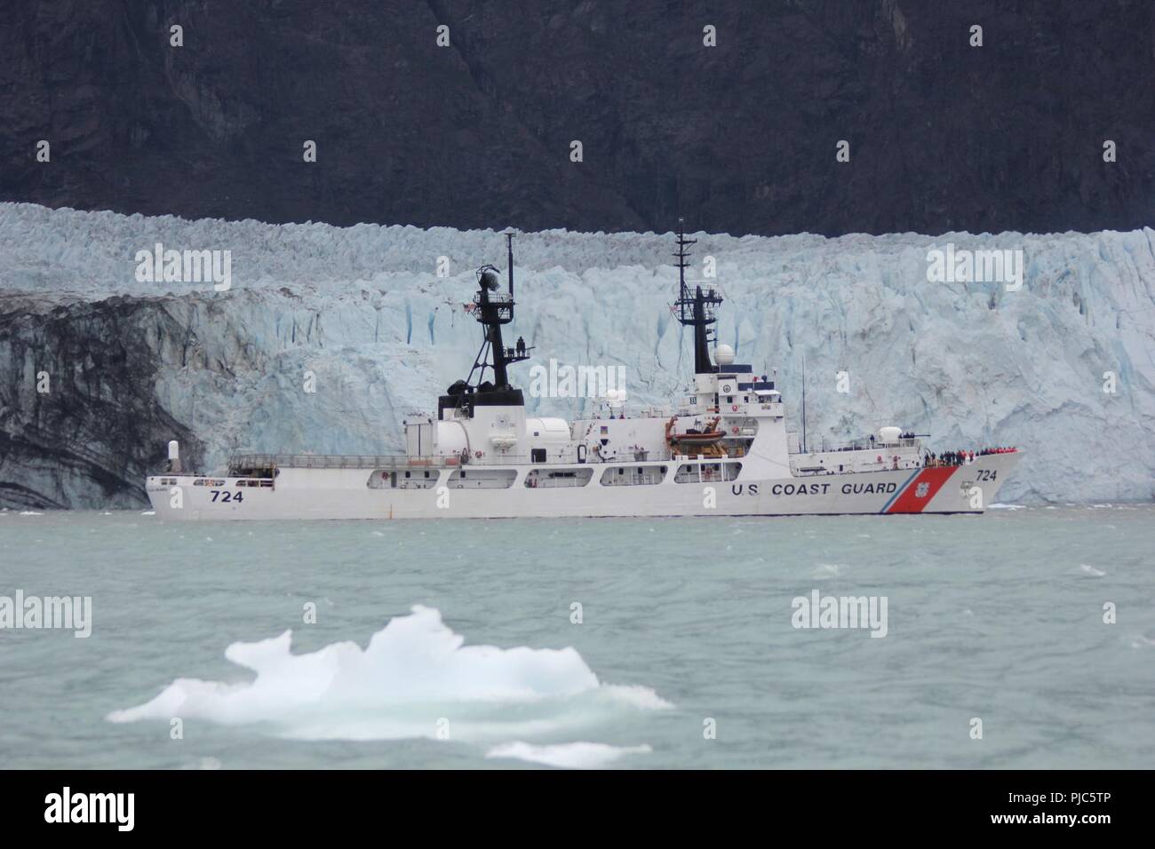 Il Guardacoste Douglas Munro vele passato Margerie ghiacciaio nel Parco Nazionale di Glacier Bay, Alaska, 15 luglio, 2018. Il Douglas Munro equipaggio assistito il Parco Nazionale di Glacier Bay il personale di servizio durante il salvataggio di quattro persone la cui kayak ribaltato in cattive acque, ma tutte e quattro le persone fatte a riva. Stati Uniti Coast Guard Foto Stock