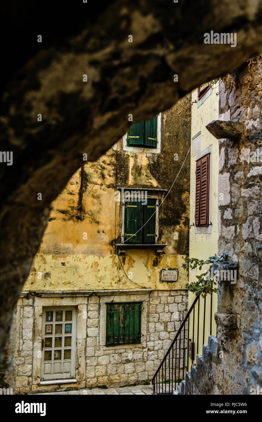 Storica città di Omis in Dalmazia Centrale Foto Stock