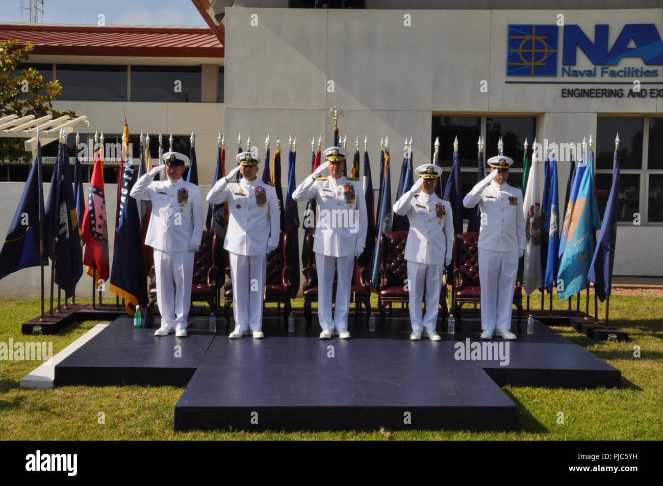 PORT HUENEME, California (Luglio 11, 2018) - Capt. Mike Saum (foto: secondo da destra) ha assunto il comando della Naval Facilities Engineering Command (NAVFAC) Ingegneria e Expeditionary Warfare Center (EXWC) da Capt. John J. Adametz (foto: il secondo da sinistra) durante un cambio del comando cerimonia di premiazione che si terrà a bordo di base navale Ventura County, 11 luglio. Durante la cerimonia di premiazione, marinai, familiari e amici hanno guardato come Adm posteriore. Il BRET J. Muilenburg (foto: centro) Adametz promosso al rango di ammiraglio posteriore (metà inferiore). Saum è il quinto comandante della EXWC. Gazzetta Navy fotografia di Palmer Pinc Foto Stock