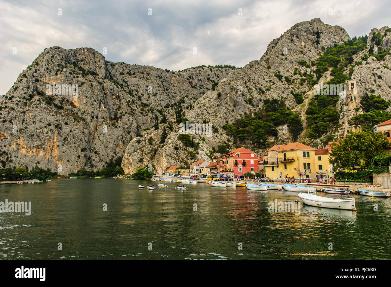 Il fiume Cetina che scorre attraverso la città di Omis Foto Stock