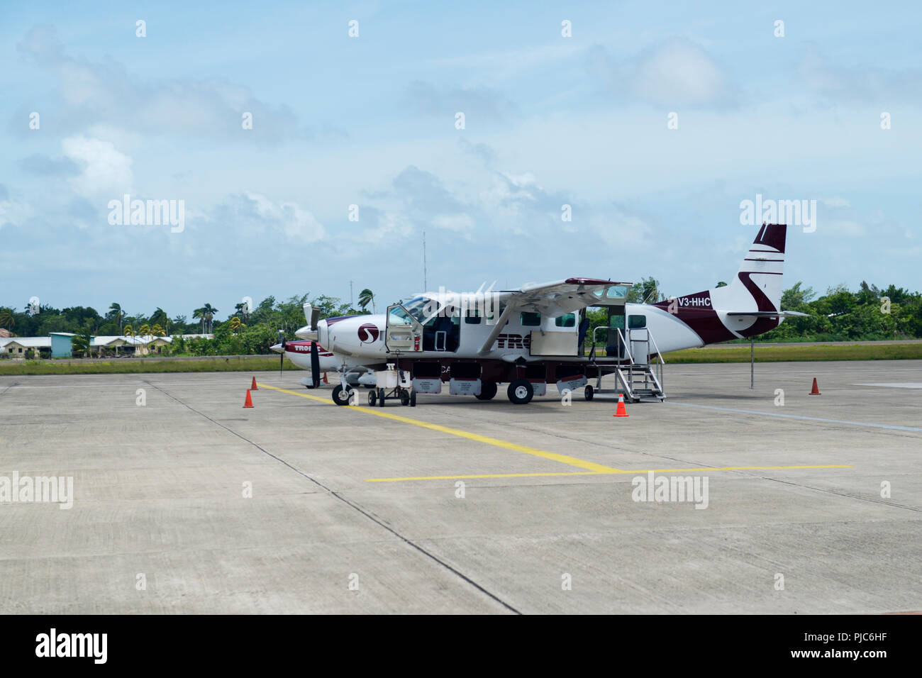 Belize aeroporto Belize City con aria di tropico piano su asfalto Foto Stock