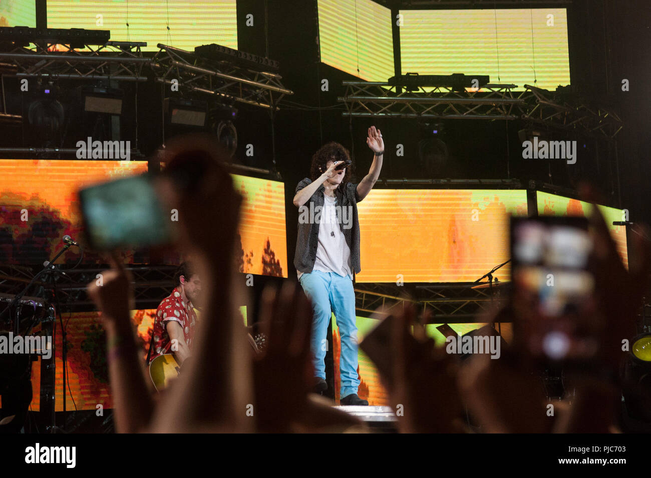 NOVI SAD SERBIA - Luglio 12, 2018: LP, aka Laura Pergolizzi, un firmatario e cantautore, autore di perso su di voi ad esibirsi sul palco durante l'uscita di Fes Foto Stock