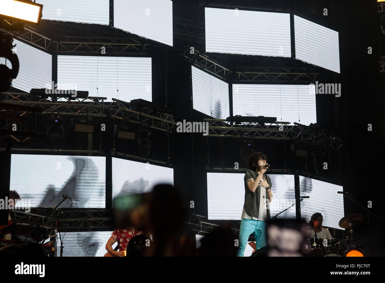 NOVI SAD SERBIA - Luglio 12, 2018: LP, aka Laura Pergolizzi, un firmatario e cantautore, autore di perso su di voi ad esibirsi sul palco durante l'uscita di Fes Foto Stock