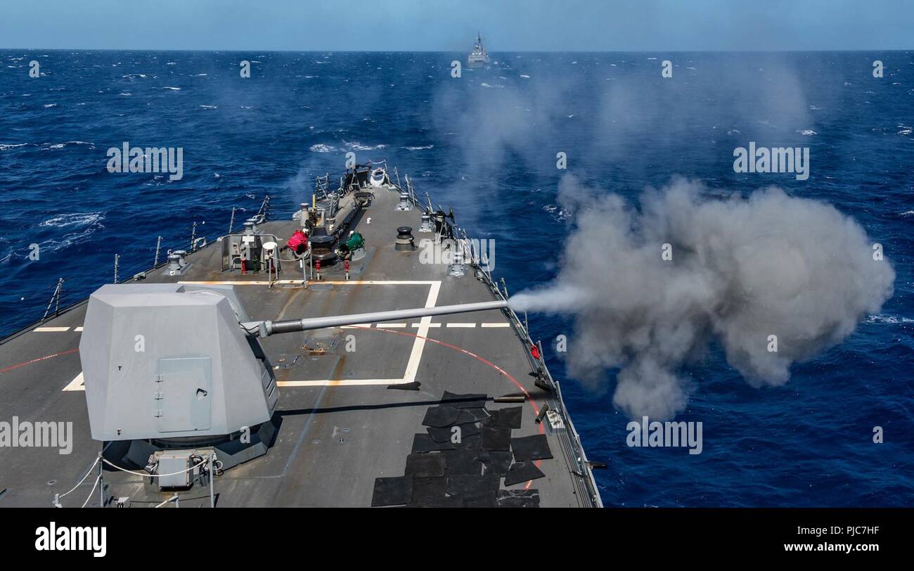 Oceano Pacifico (19 luglio 2018) le visite-missile destroyer USS Sterett (DDG 104) incendi il loro segno 45 5 pollici cannoni leggeri come le navi di condurre un'esercitazione a fuoco durante la fase in corso del cerchio del Pacifico (RIMPAC) Esercizio, 19 luglio. Venticinque nazioni, 46 navi, cinque sommergibili, circa 200 aerei, e 25.000 personale partecipano RIMPAC dal 27 giugno al 2 agosto in e intorno alle Isole Hawaii e la California del Sud. Il più grande del mondo marittimo internazionale esercitazione RIMPAC offre una singolare opportunità di formazione promuovendo e sostenendo la cooperativa relationshi Foto Stock Oceano Pacifico (19 luglio 2018) le visite-missile destroyer USS Sterett (DDG 104) incendi il loro segno 45 5 pollici cannoni leggeri come le navi di condurre un'esercitazione a fuoco durante la fase in corso del cerchio del Pacifico (RIMPAC) Esercizio, 19 luglio. Venticinque nazioni, 46 navi, cinque sommergibili, circa 200 aerei, e 25.000 personale partecipano RIMPAC dal 27 giugno al 2 agosto in e intorno alle Isole Hawaii e la California del Sud. Il più grande del mondo marittimo internazionale esercitazione RIMPAC offre una singolare opportunità di formazione promuovendo e sostenendo la cooperativa relationshi Foto Stock