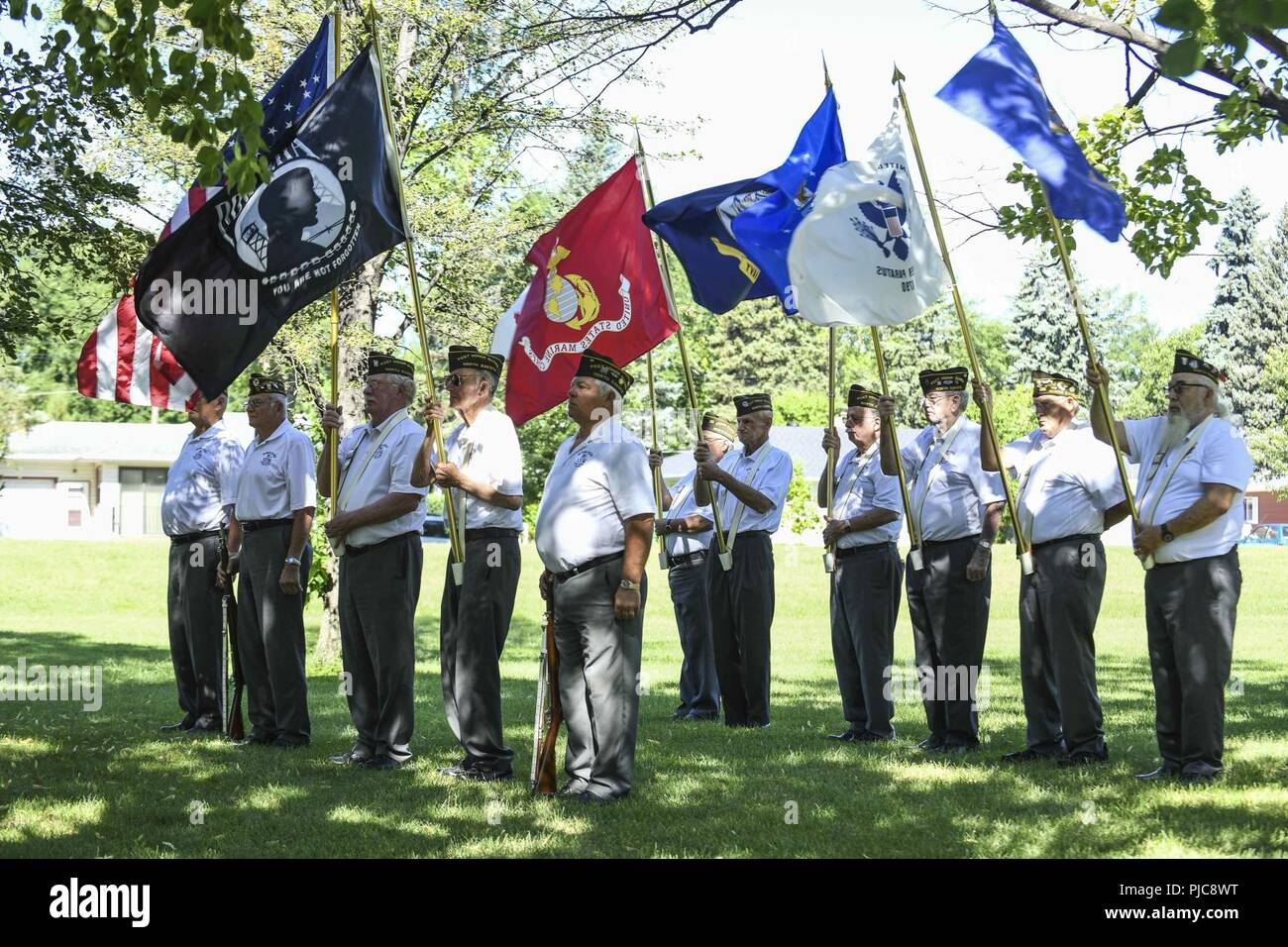 N.D. (Luglio 23, 2018) - Membri dei veterani delle guerre straniere (VFW), Post 762, Fargo, sfilano i colori e le bandiere di ciascun ramo militare durante una ghirlanda-posa cerimonia per onorare i membri del Gato-class submarine USS Robalo (SS 273) Durante Fargo-Moorhead Metro Navy settimana. La Marina Ufficio di comunicazione alla Comunità utilizza la Marina programma settimana per portare i marinai della marina militare, attrezzature e visualizza per circa 14 città americane ogni anno per una settimana di calendario di impegni di outreach progettato per gli americani per sperimentare di prima mano come gli Stati Uniti Marina è la Marina Militare la nazione ha bisogno. Foto Stock