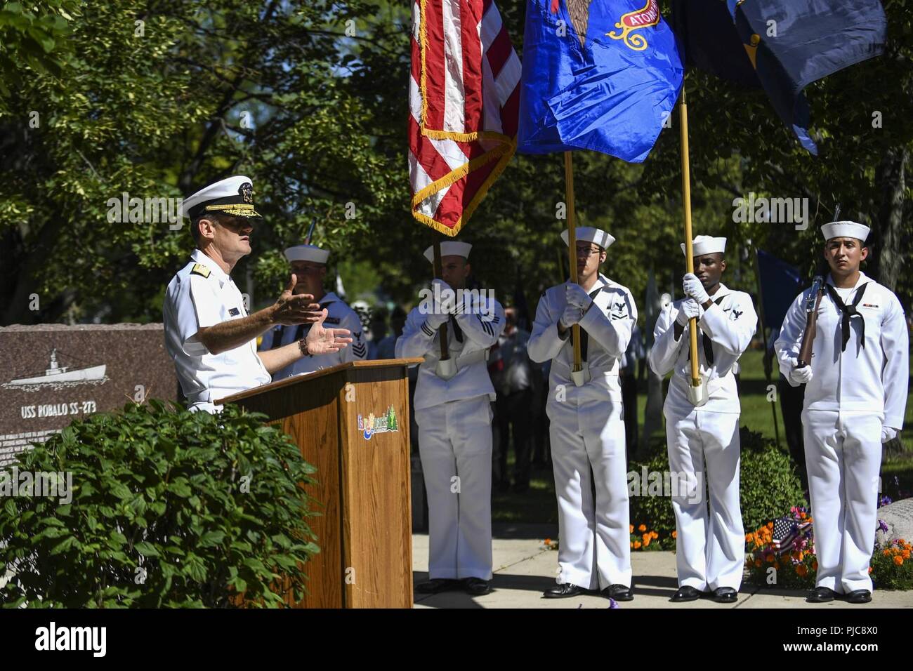 N.D. (Luglio 23, 2018) - Posteriore Adm. Gene F. Prezzo, commander, Navale informazioni riserva di forza, offre commento durante una ghirlanda-posa cerimonia per onorare i membri del Gato-class submarine USS Robalo (SS 273) Durante Fargo-Moorhead Metro Navy settimana. La Marina Ufficio di comunicazione alla Comunità utilizza la Marina programma settimana per portare i marinai della marina militare, attrezzature e visualizza per circa 14 città americane ogni anno per una settimana di calendario di impegni di outreach progettato per gli americani per sperimentare di prima mano come gli Stati Uniti Marina è la Marina Militare la nazione ha bisogno. Foto Stock