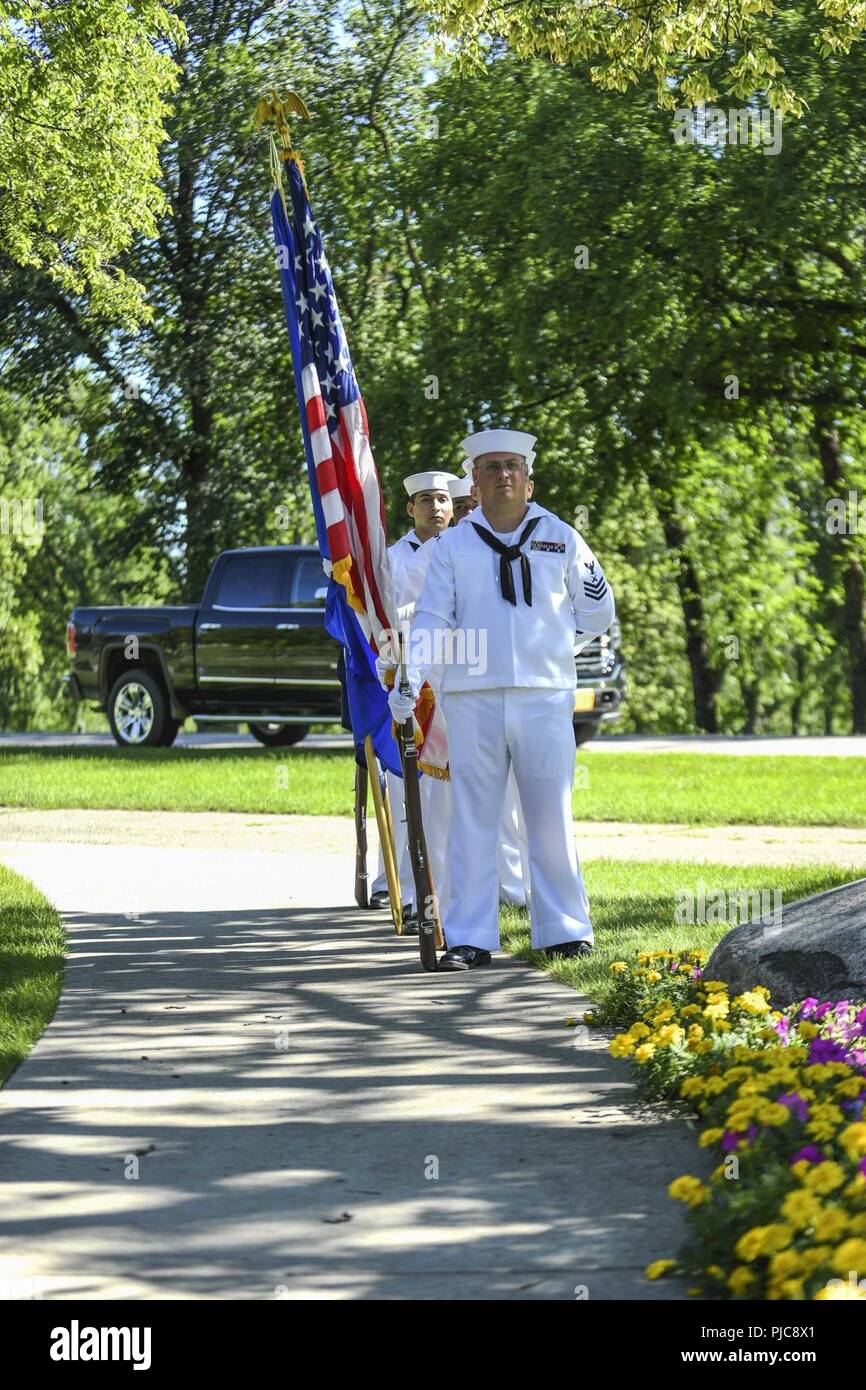 N.D. (Luglio 23, 2018) - Marina Centro Supporto Operativo Fargo color guard sorge alla sfilata di riposo durante una ghirlanda-posa cerimonia per onorare i membri del Gato-class submarine USS Robalo (SS 273) Durante Fargo-Moorhead Metro Navy settimana. La Marina Ufficio di comunicazione alla Comunità utilizza la Marina programma settimana per portare i marinai della marina militare, attrezzature e visualizza per circa 14 città americane ogni anno per una settimana di calendario di impegni di outreach progettato per gli americani per sperimentare di prima mano come gli Stati Uniti Marina è la Marina Militare la nazione ha bisogno. Foto Stock