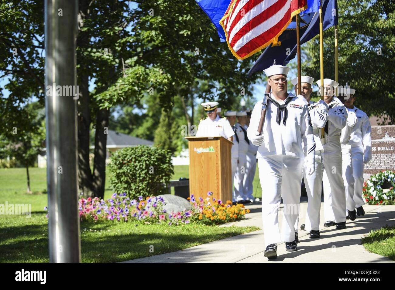 N.D. (Luglio 23, 2018) - Marina Centro Supporto Operativo Fargo color guard sfilate i colori durante una ghirlanda-posa cerimonia per onorare i membri del Gato-class submarine USS Robalo (SS 273) Durante Fargo-Moorhead Metro Navy settimana. La Marina Ufficio di comunicazione alla Comunità utilizza la Marina programma settimana per portare i marinai della marina militare, attrezzature e visualizza per circa 14 città americane ogni anno per una settimana di calendario di impegni di outreach progettato per gli americani per sperimentare di prima mano come gli Stati Uniti Marina è la Marina Militare la nazione ha bisogno. Foto Stock