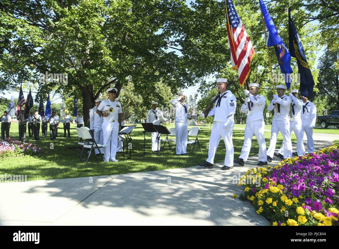 N.D. (Luglio 23, 2018) - STATI UNITI Colore Navy parate di guardia i colori durante una ghirlanda-posa cerimonia per onorare i membri del Gato-class submarine USS Robalo (SS 273) Durante Fargo-Moorhead Metro Navy settimana. La Marina Ufficio di comunicazione alla Comunità utilizza la Marina programma settimana per portare i marinai della marina militare, attrezzature e visualizza per circa 14 città americane ogni anno per una settimana di calendario di impegni di outreach progettato per gli americani per sperimentare di prima mano come gli Stati Uniti Marina è la Marina Militare la nazione ha bisogno. Foto Stock
