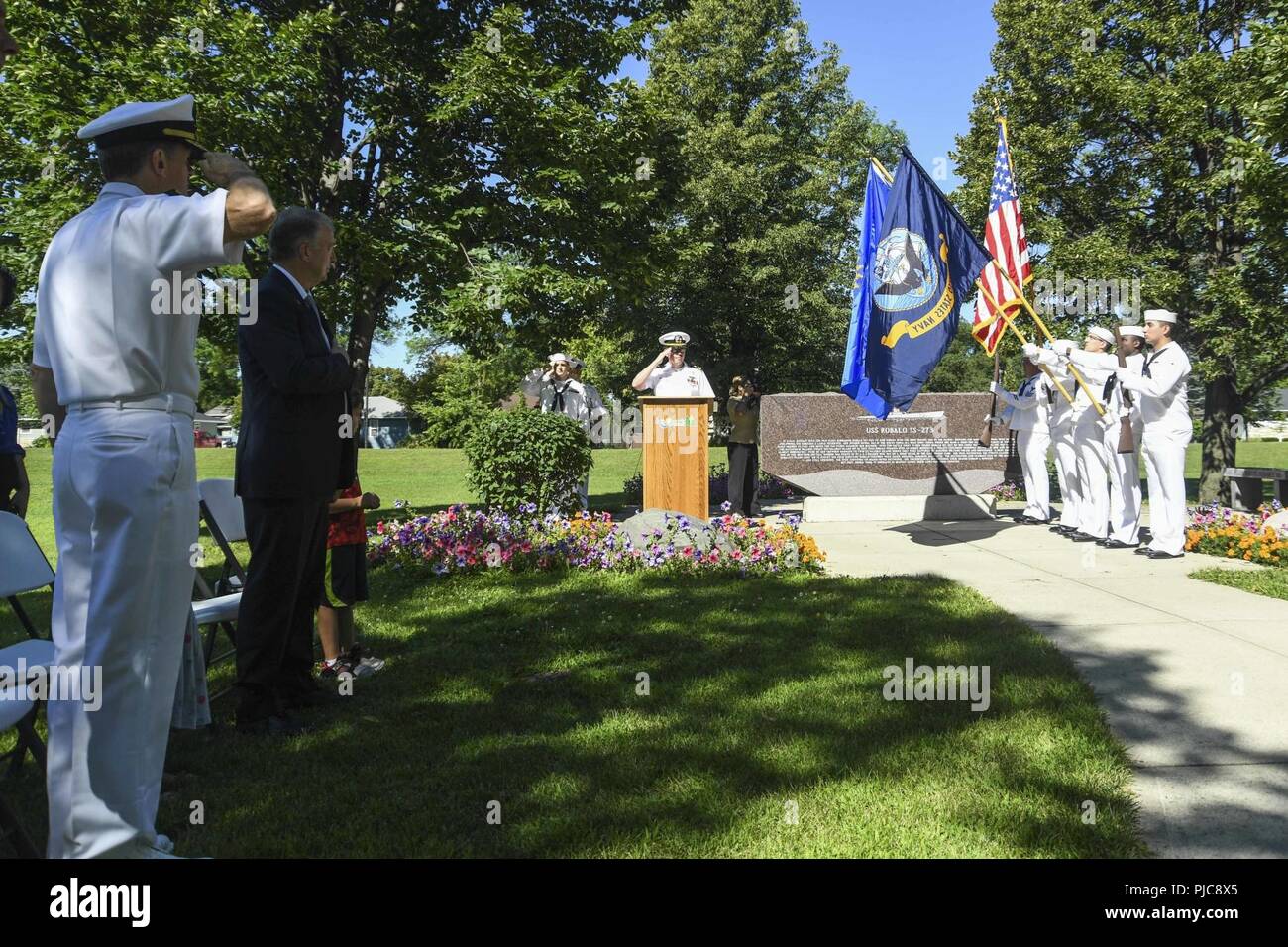 N.D. (Luglio 23, 2018) - Marina Centro Supporto Operativo Fargo color guard sfilate i colori durante una ghirlanda-posa cerimonia per onorare i membri del Gato-class submarine USS Robalo (SS 273) Durante Fargo-Moorhead Metro Navy settimana. La Marina Ufficio di comunicazione alla Comunità utilizza la Marina programma settimana per portare i marinai della marina militare, attrezzature e visualizza per circa 14 città americane ogni anno per una settimana di calendario di impegni di outreach progettato per gli americani per sperimentare di prima mano come gli Stati Uniti Marina è la Marina Militare la nazione ha bisogno. Foto Stock
