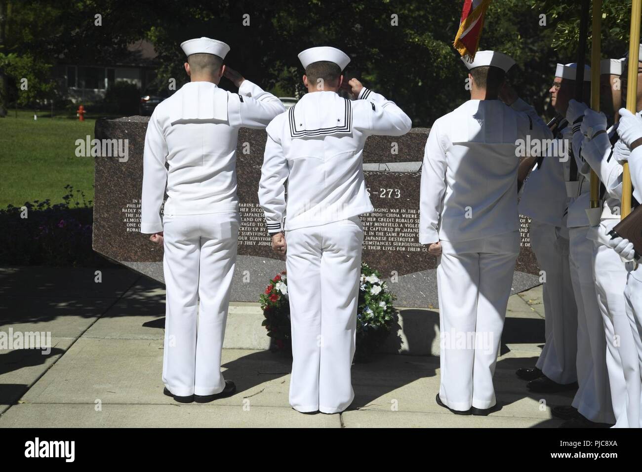 N.D. (Luglio 23, 2018) - Membri della Virginia-classe energia nucleare sottomarino attacco USS North Dakota (SSN 784) rendono saluta durante una ghirlanda-posa cerimonia per onorare i membri del Gato-class submarine USS Robalo (SS-273) durante Fargo-Moorhead Metro Navy settimana. La Marina Ufficio di comunicazione alla Comunità utilizza la Marina programma settimana per portare i marinai della marina militare, attrezzature e visualizza per circa 14 città americane ogni anno per una settimana di calendario di impegni di outreach progettato per gli americani per sperimentare di prima mano come gli Stati Uniti Marina è la Marina Militare la nazione ha bisogno. Foto Stock