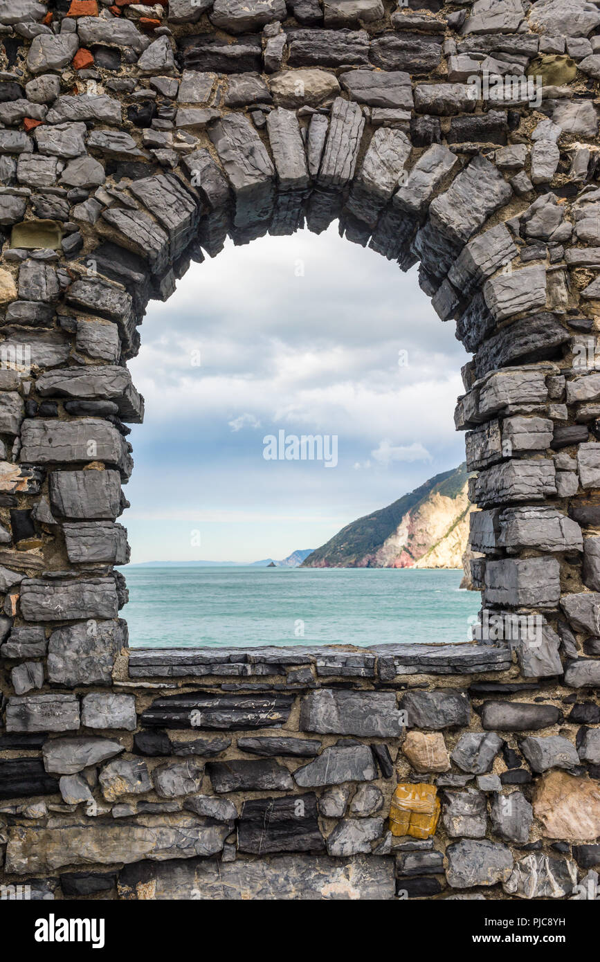 Vista mare da una finestra di pietra di un vecchio rudere muro di castello di Portovenere, Liguria, Italia. Foto Stock
